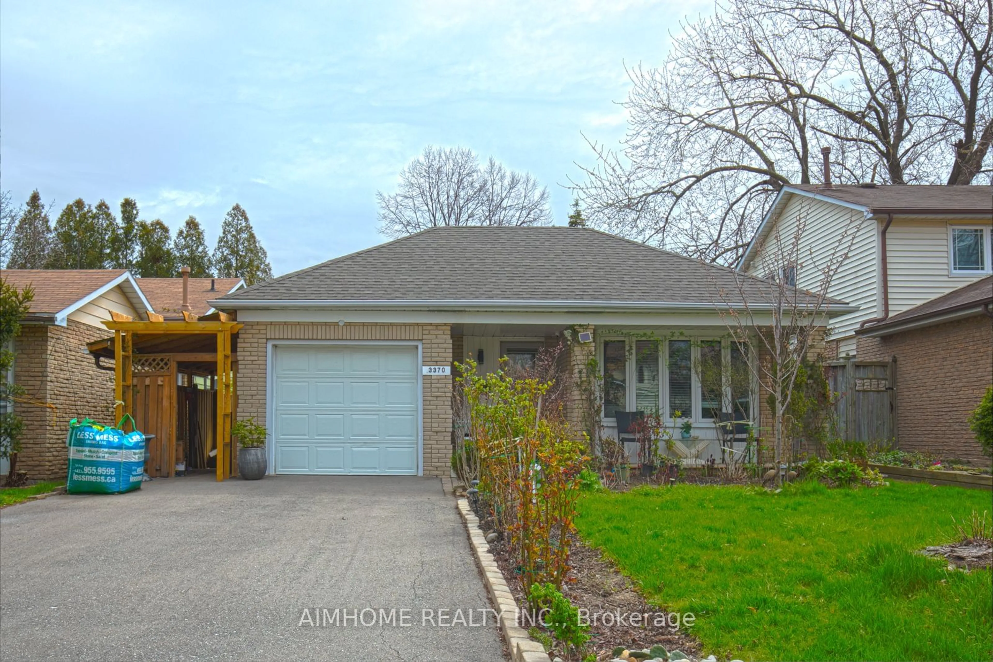 Frontside or backside of a home for 3370 Martins Pine Cres, Mississauga Ontario L5L 1G4