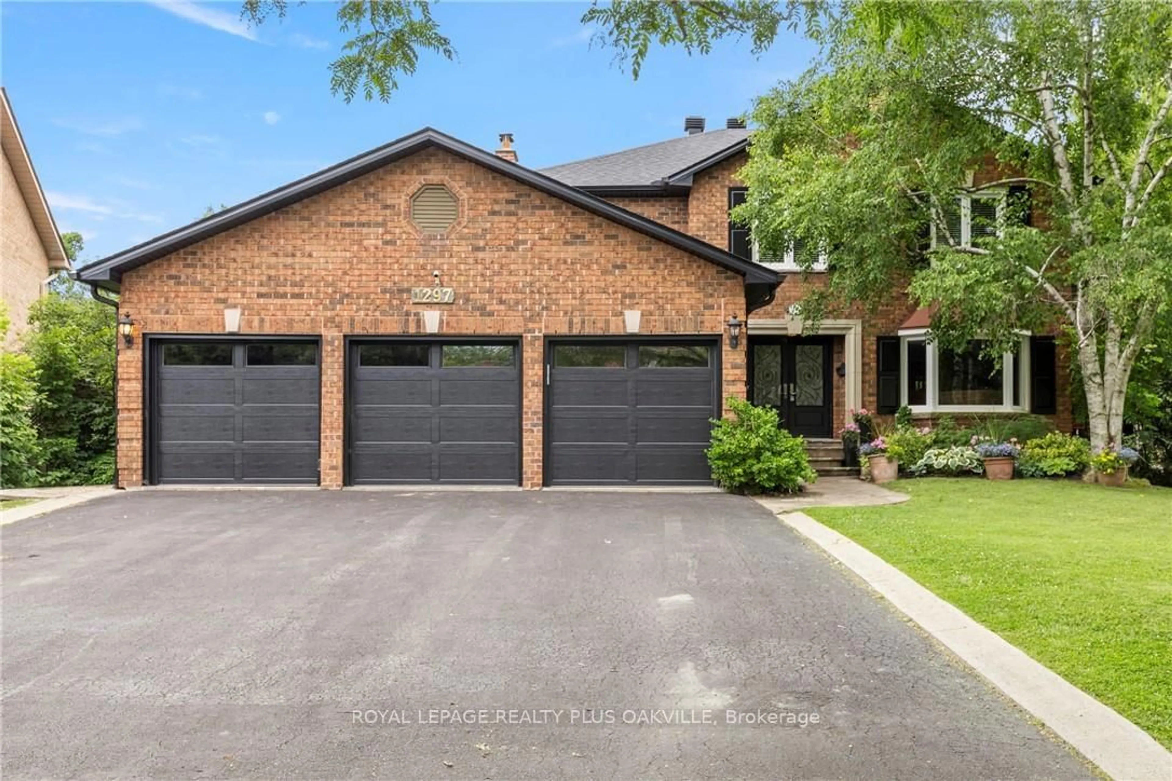 Home with brick exterior material for 1297 Golden Meadow Tr, Oakville Ontario L6H 3H1