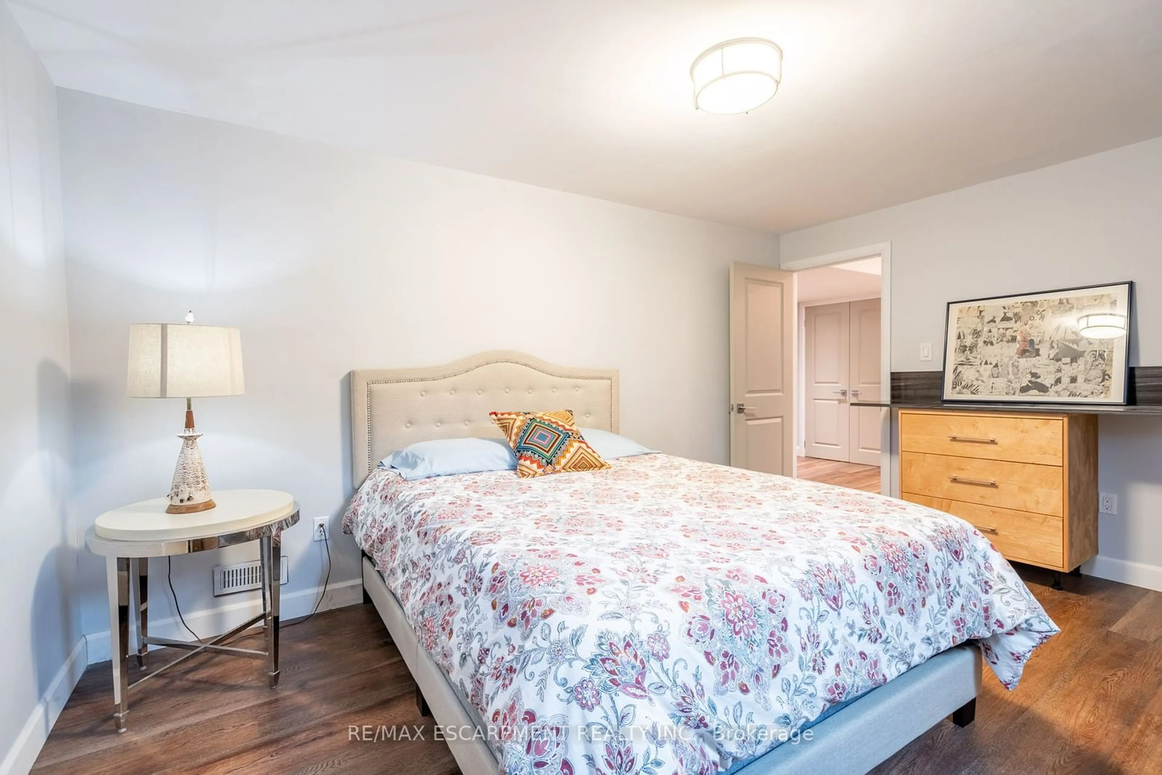 Bedroom for 4306 Lakeshore Rd, Burlington Ontario L5L 1A8