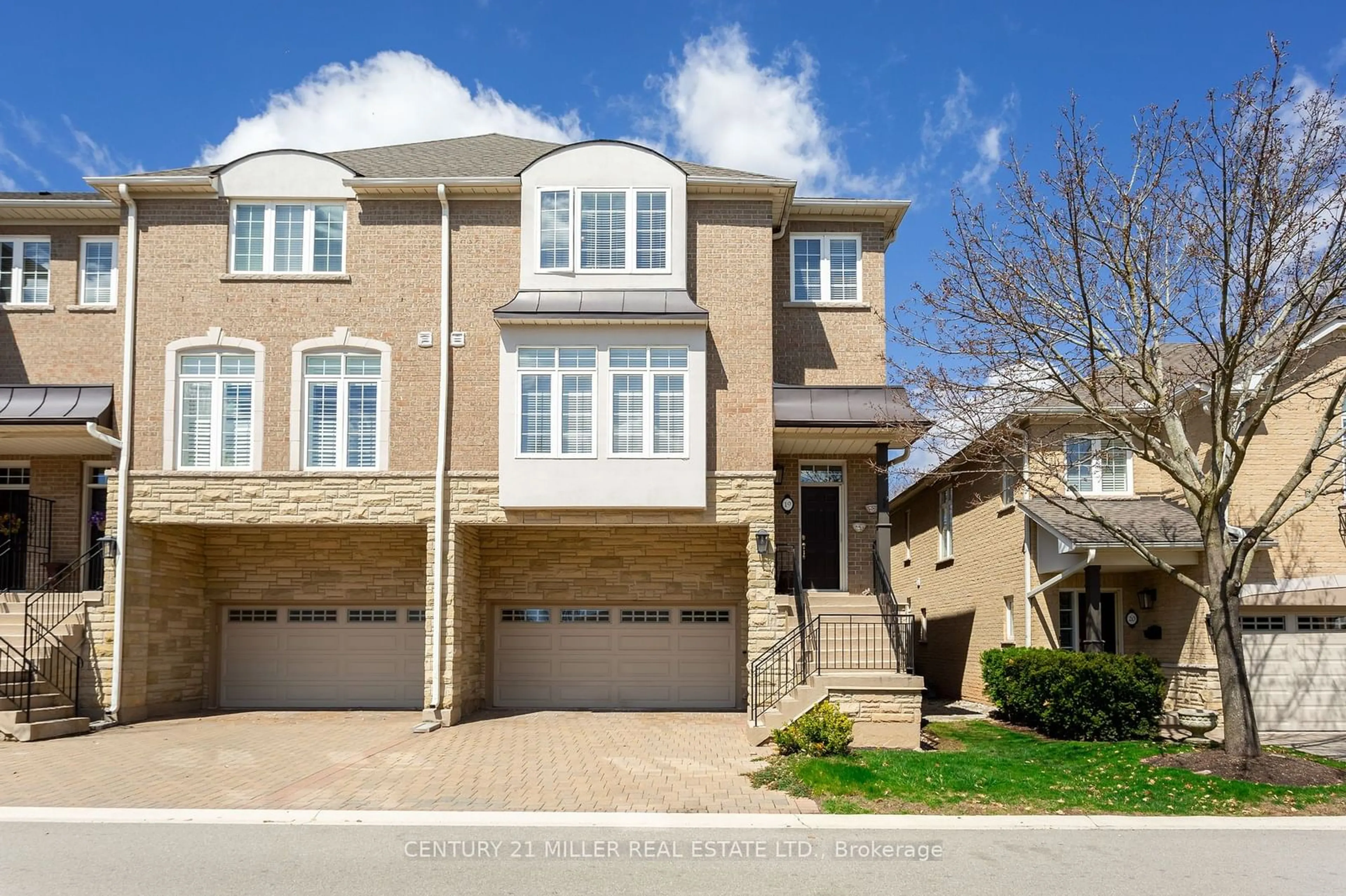 A pic from exterior of the house or condo, the street view for 1267 Dorval Dr #19, Oakville Ontario L6M 3Z5