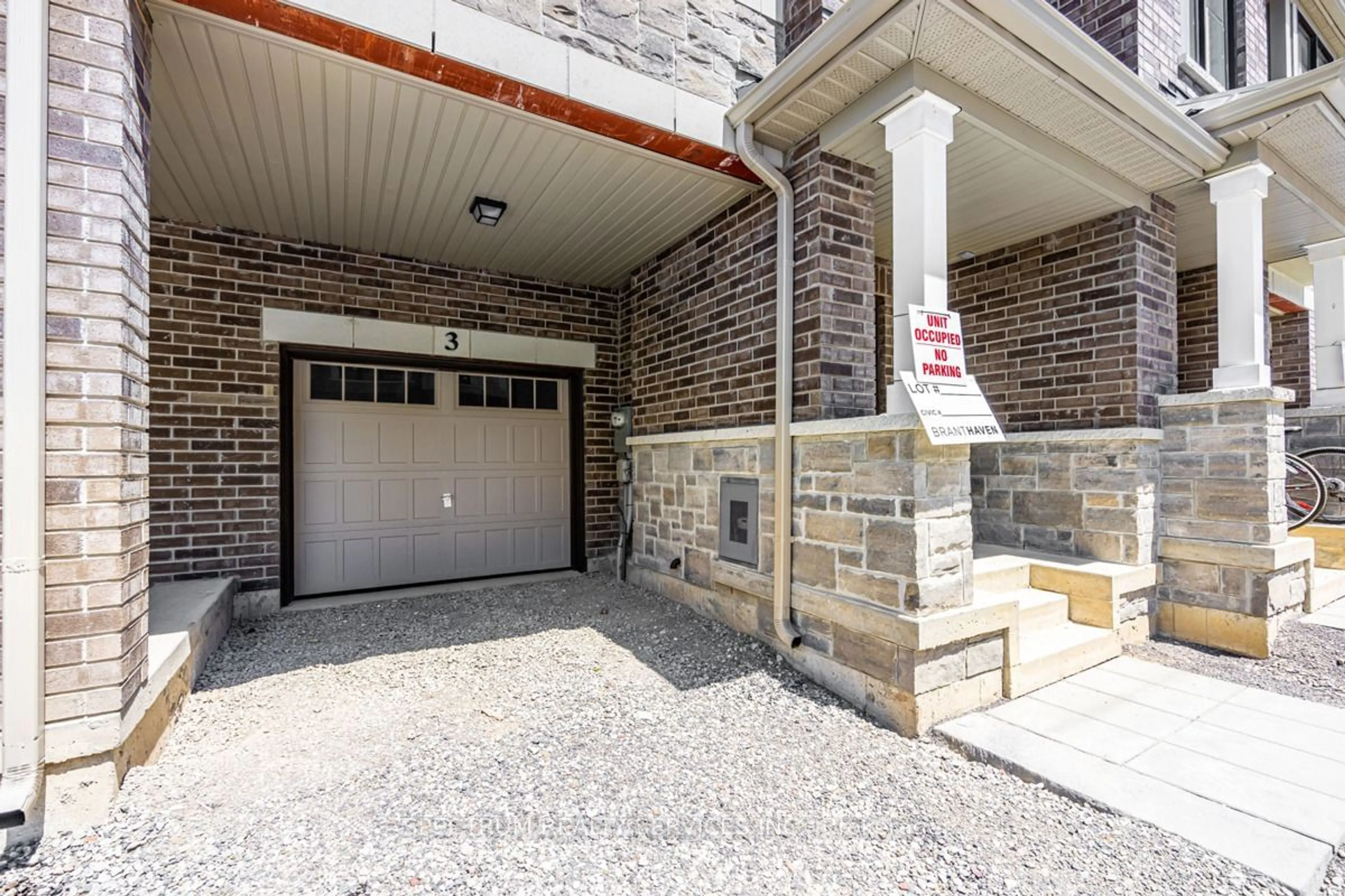 Indoor entryway for 3 Folcroft St, Brampton Ontario L6Y 0B6