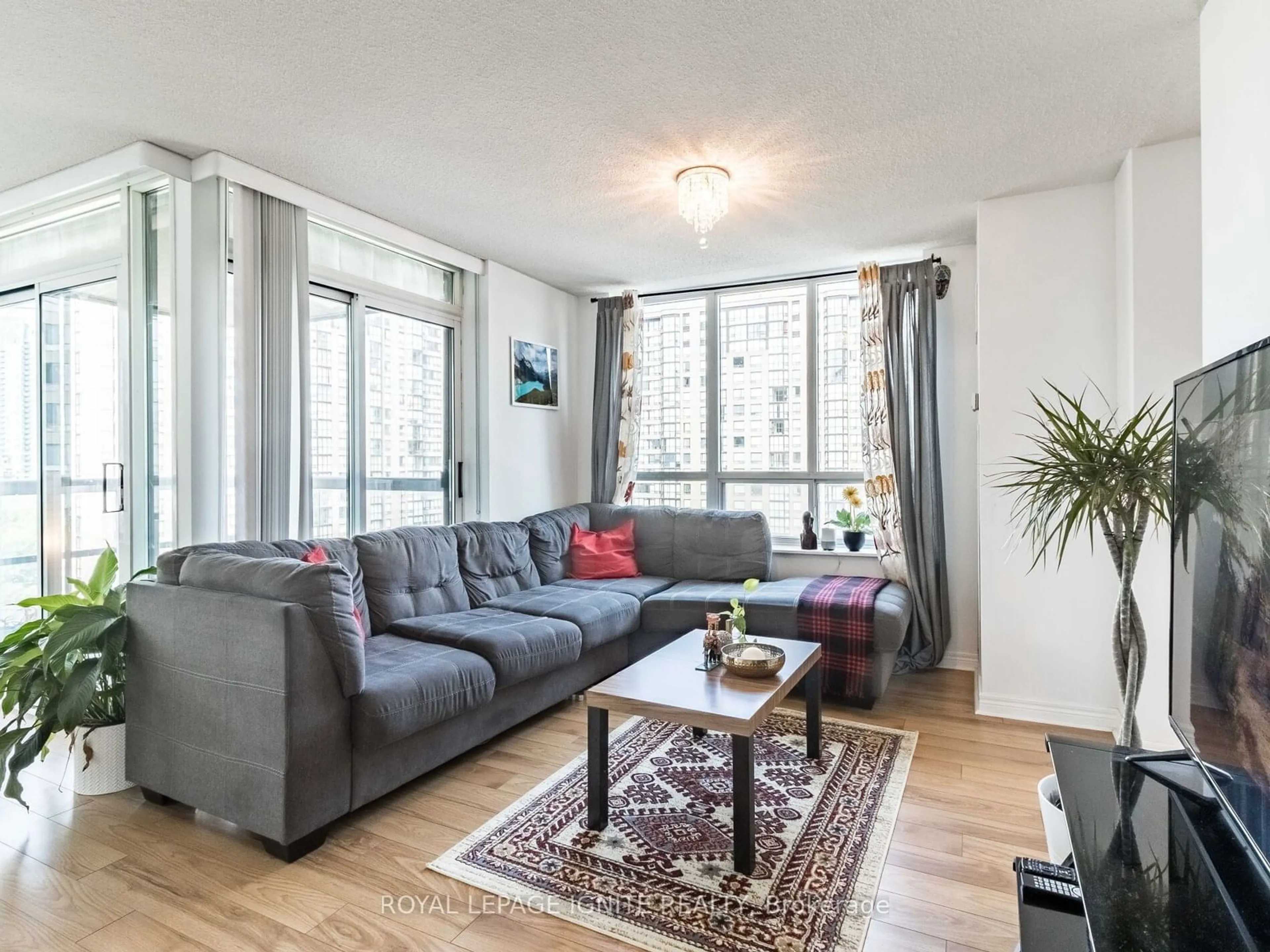 Living room for 156 Enfield Pl #1711, Mississauga Ontario L5B 4L8