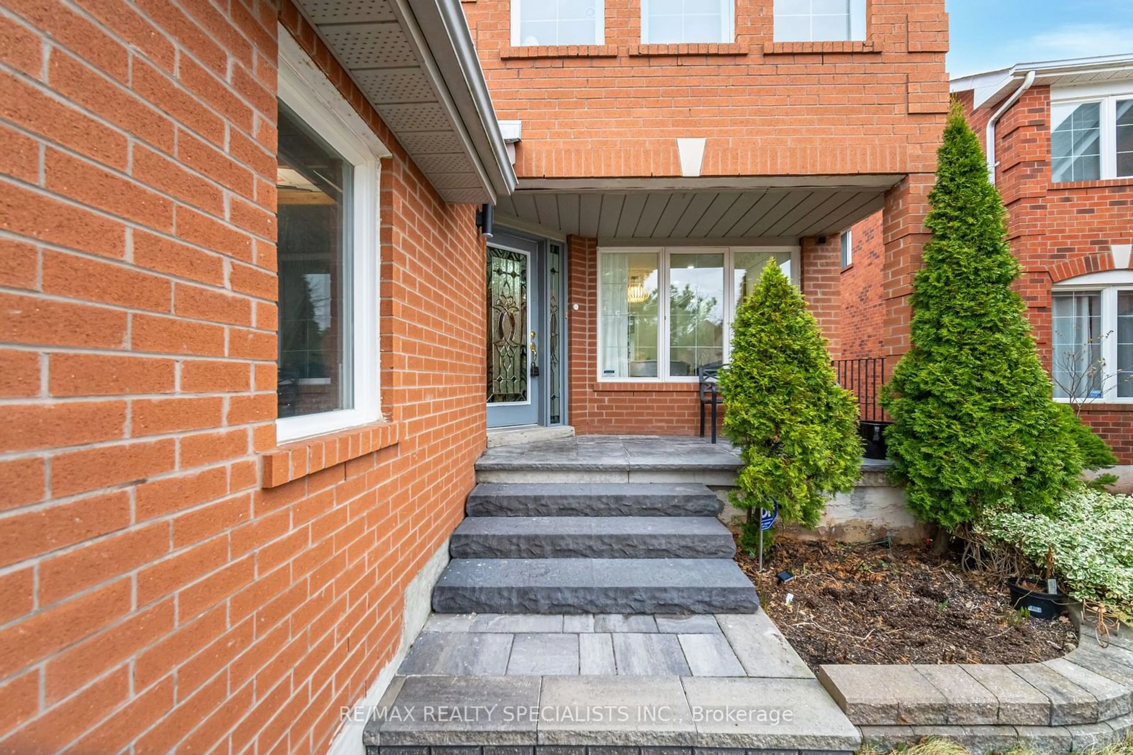 Home with brick exterior material for 2550 Wickham Rd, Mississauga Ontario L5M 5L3
