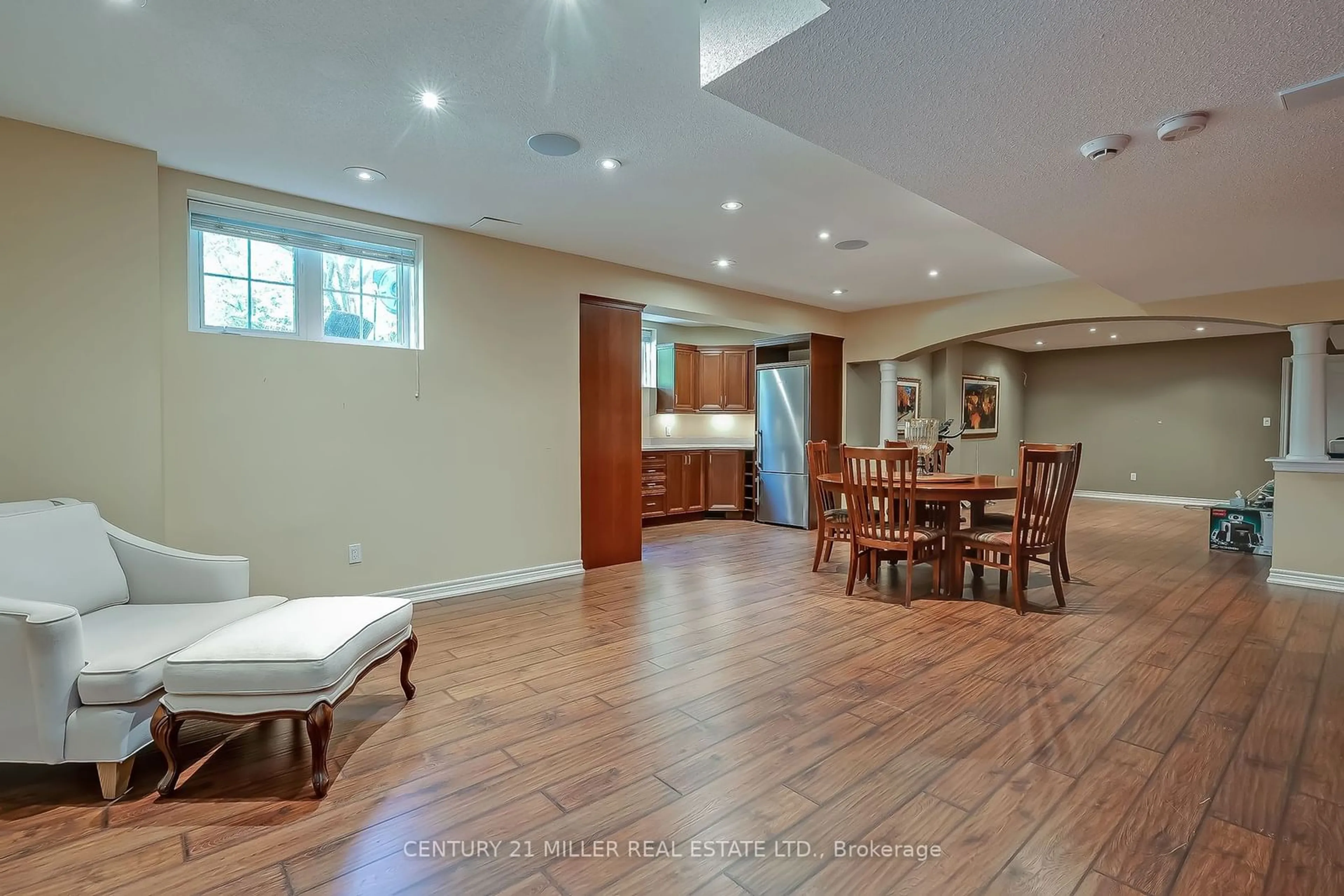 Indoor foyer for 1570 Pinery Cres, Oakville Ontario L6H 7J9