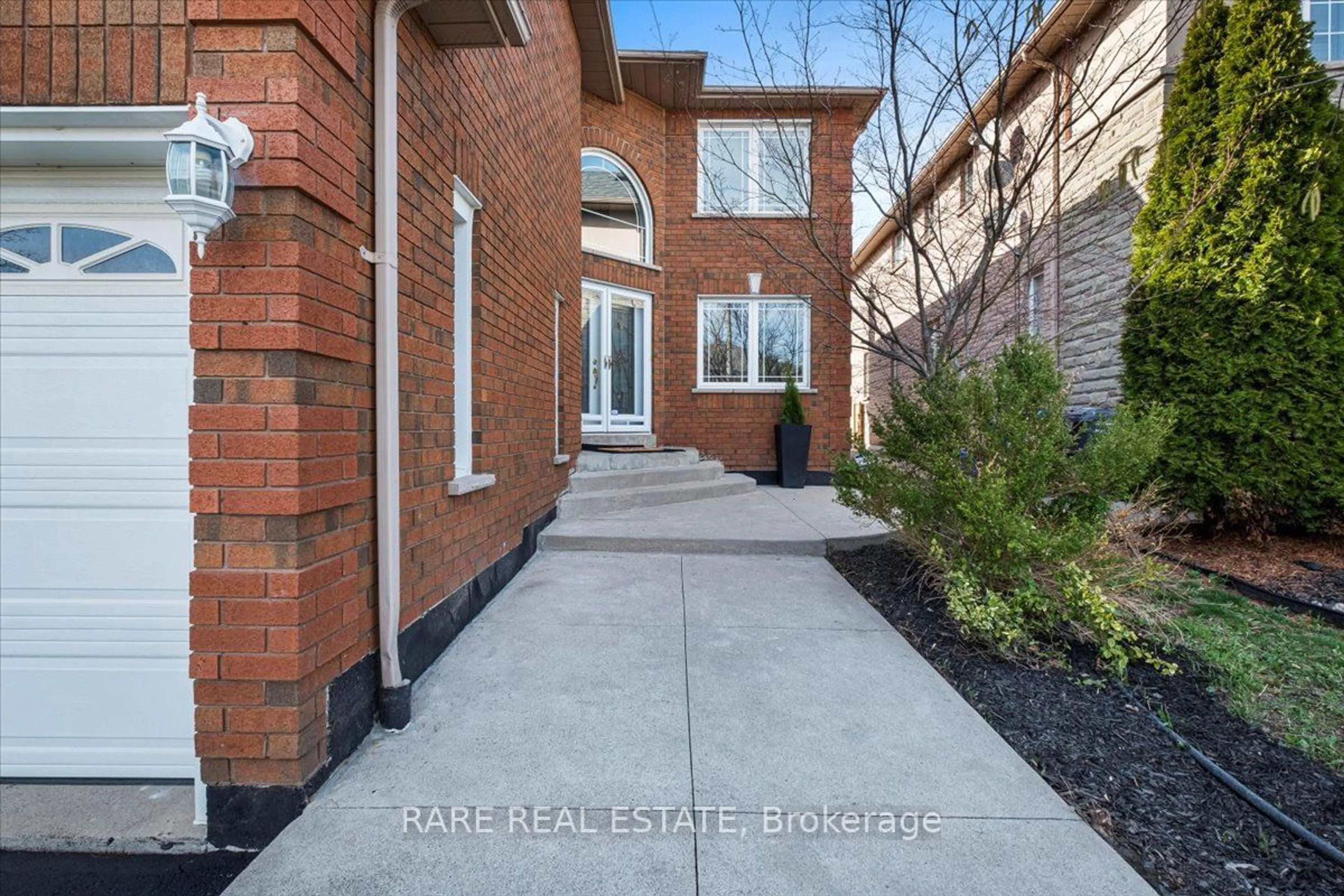 Home with brick exterior material for 5972 Aquarius Crt, Mississauga Ontario L5M 4Z9