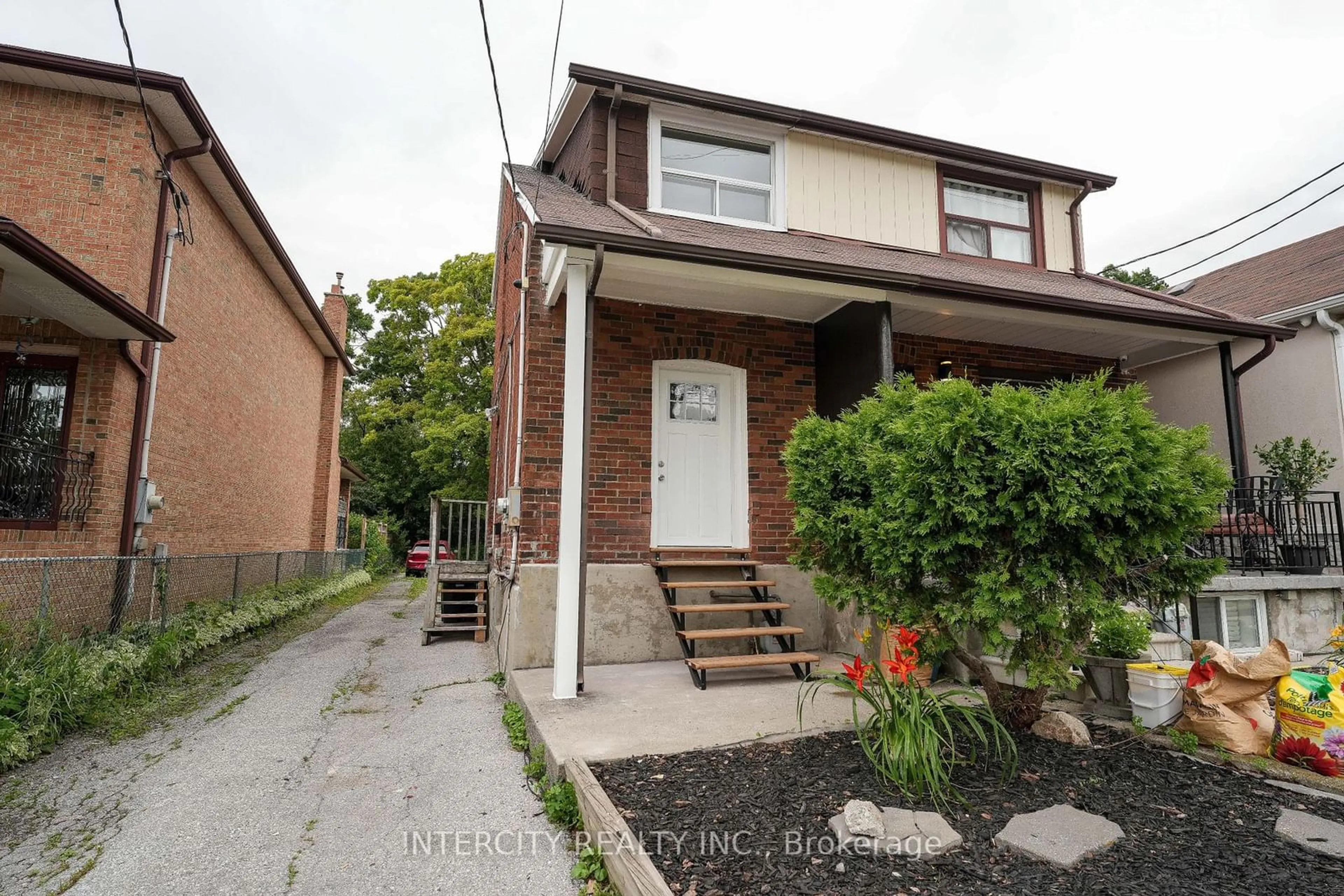 A pic from exterior of the house or condo for 44 Branstone Rd, Toronto Ontario M6E 4E4