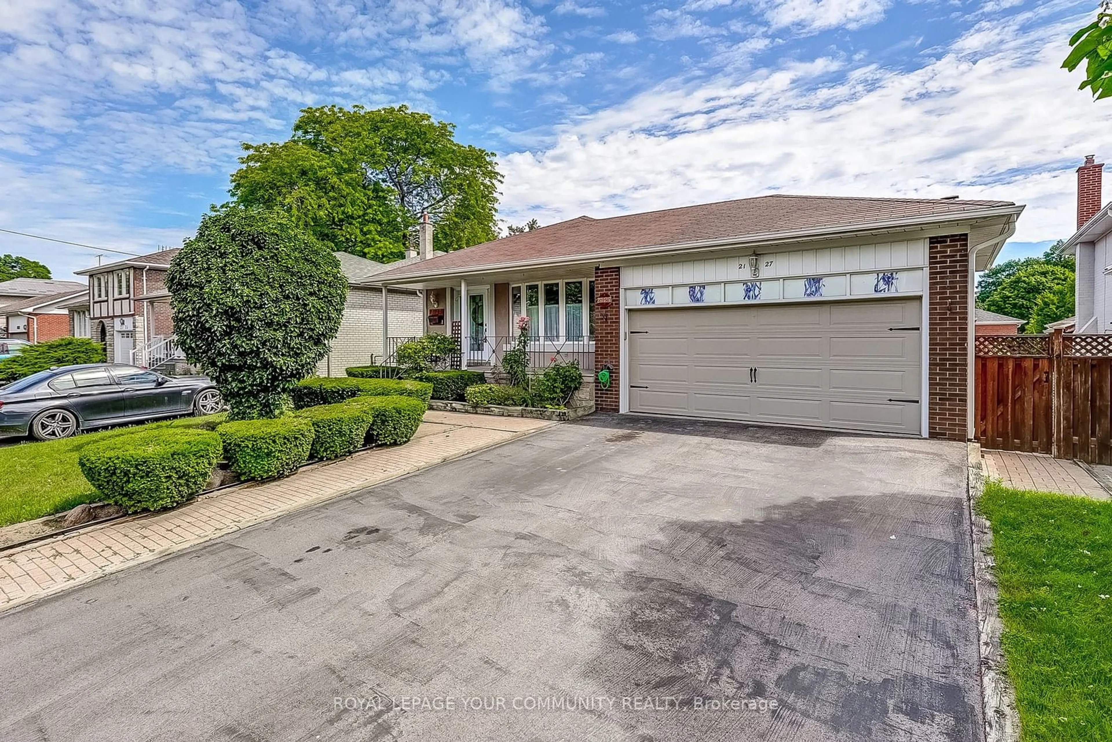 Frontside or backside of a home for 2127 Cliff Rd, Mississauga Ontario L5A 2N6
