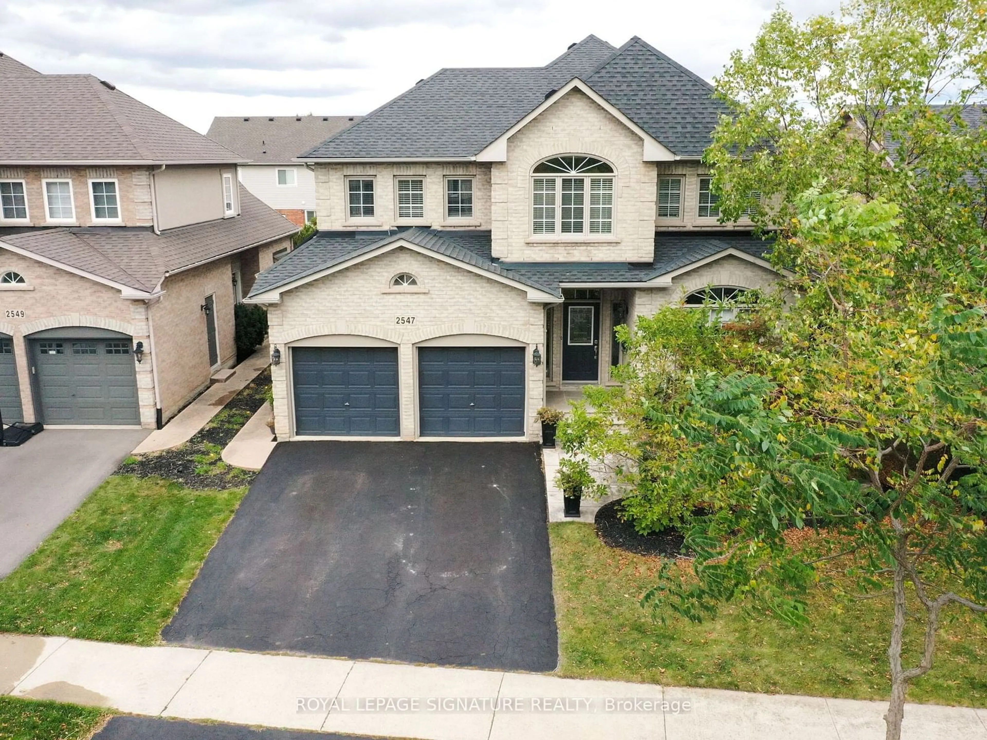 Frontside or backside of a home for 2547 Armour Cres, Burlington Ontario L7M 4T4