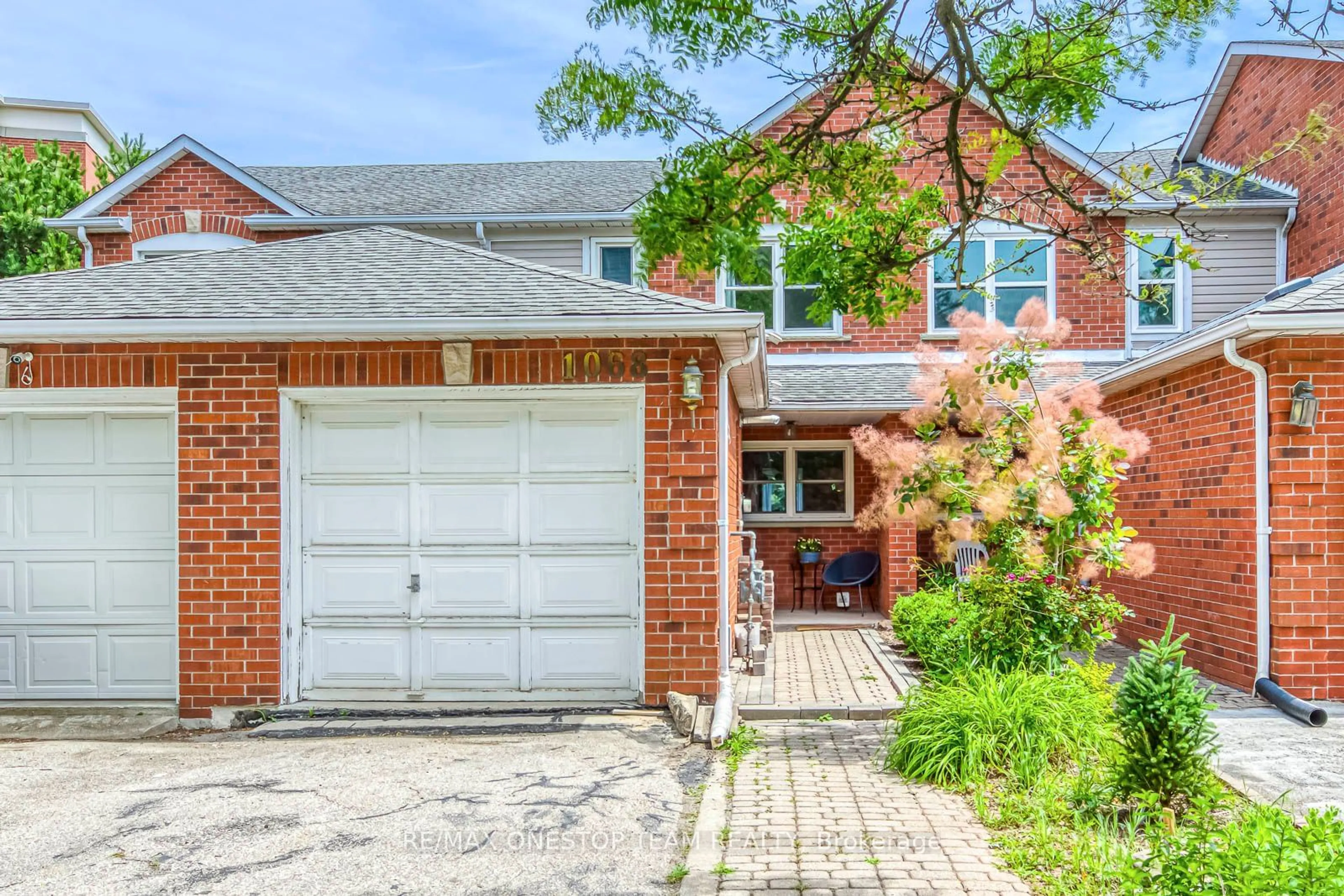 Home with brick exterior material for 1068 Queens Ave, Oakville Ontario L6H 2B5