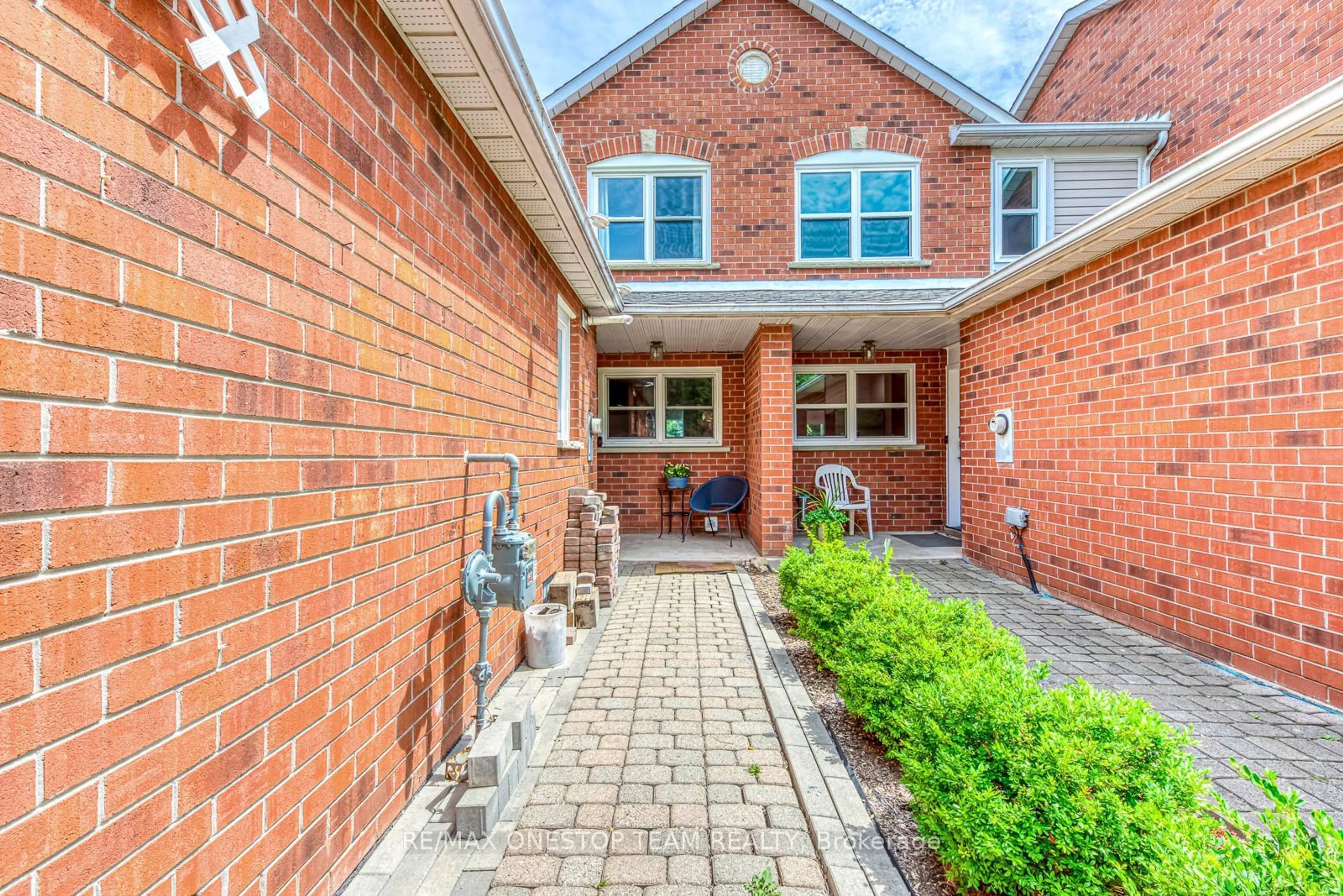 Home with brick exterior material for 1068 Queens Ave, Oakville Ontario L6H 2B5