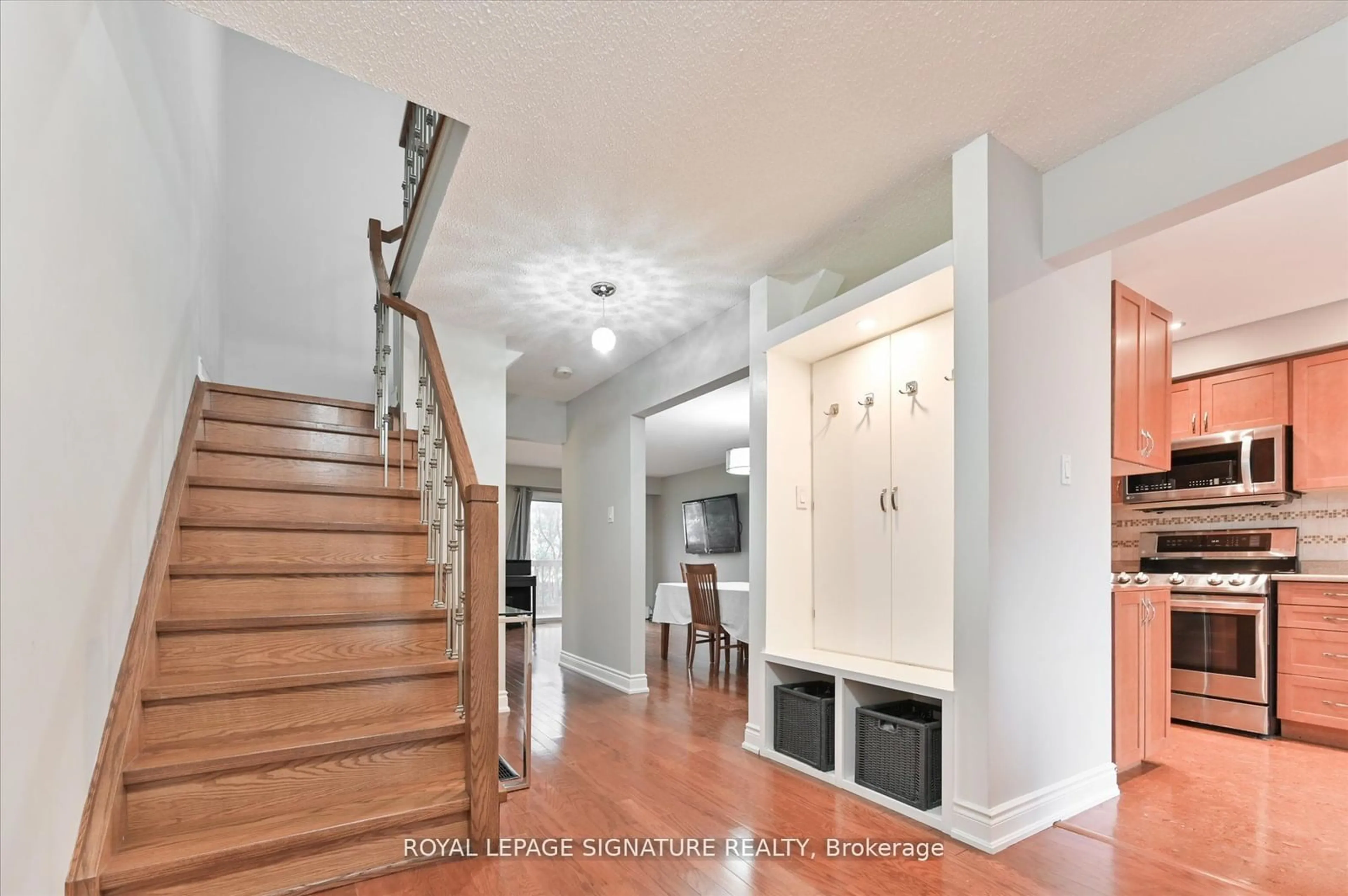 Indoor entryway for 60 Hanson Rd #121, Mississauga Ontario L5B 2P6