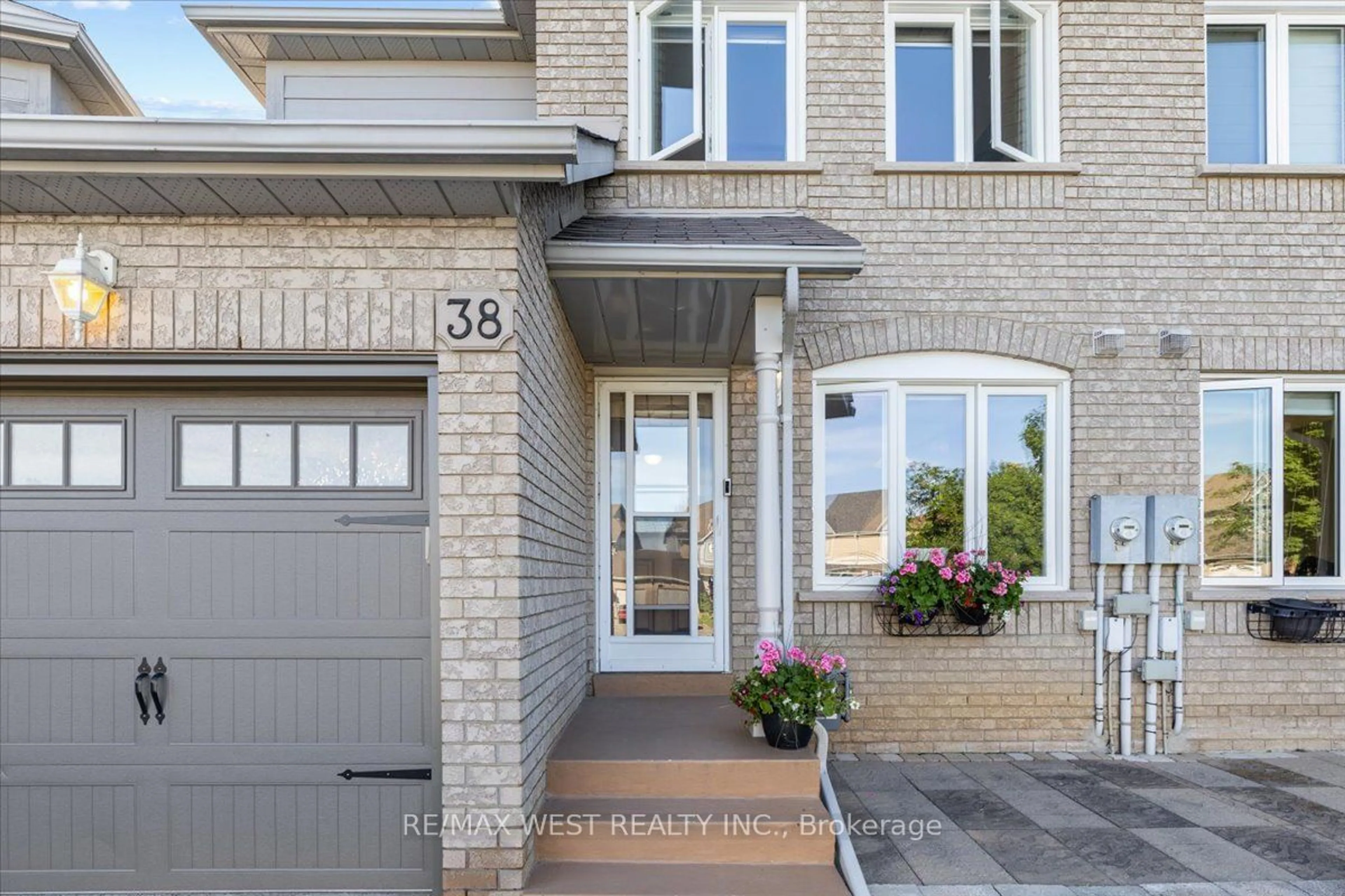 Indoor entryway for 38 Gardenia Way, Caledon Ontario L7C 1B2