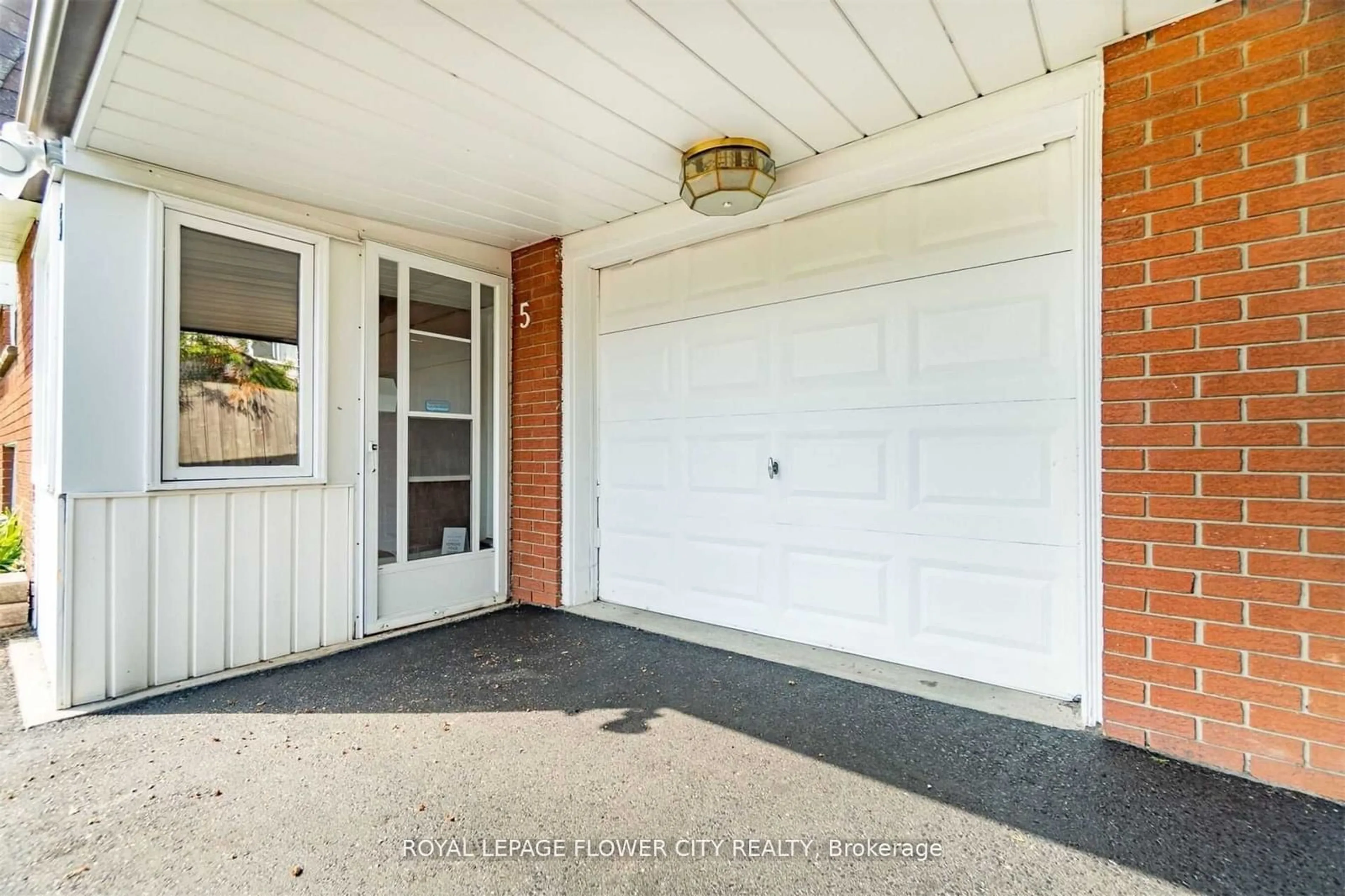 Indoor entryway for 5 Grassmere Cres, Brampton Ontario L6S 1C9