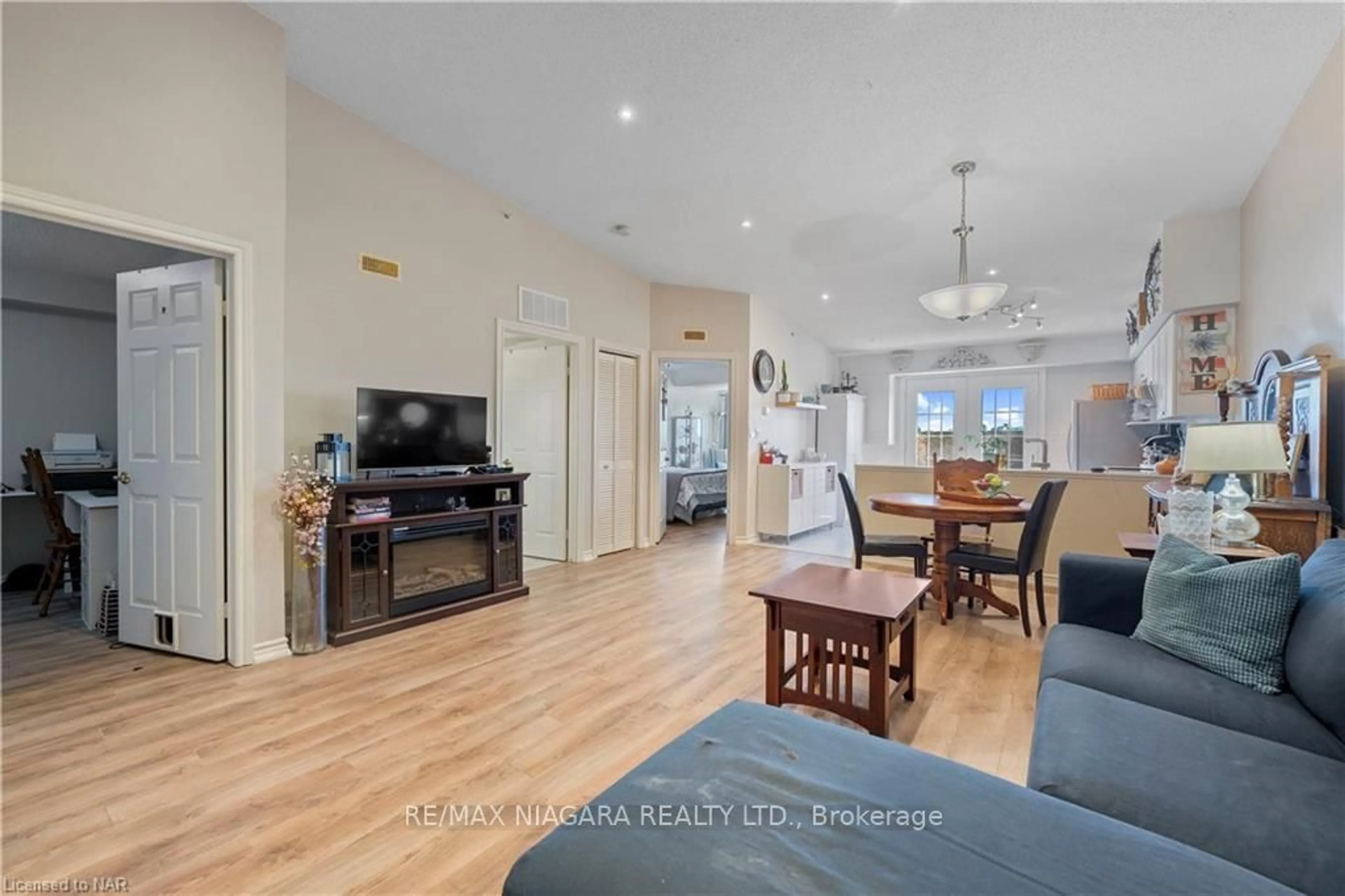 Living room for 1440 BISHOPS Gate #407, Oakville Ontario L6M 4M9