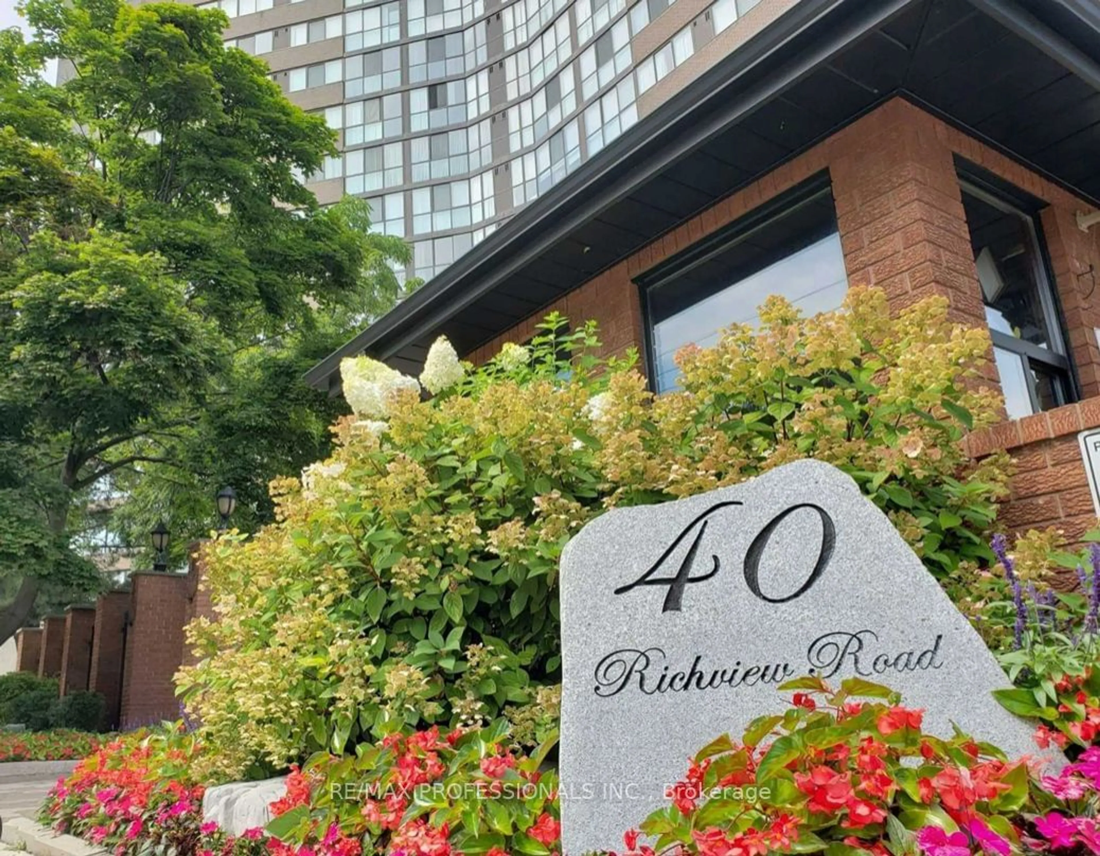 A pic from exterior of the house or condo for 40 Richview Rd #203, Toronto Ontario M9A 5C1