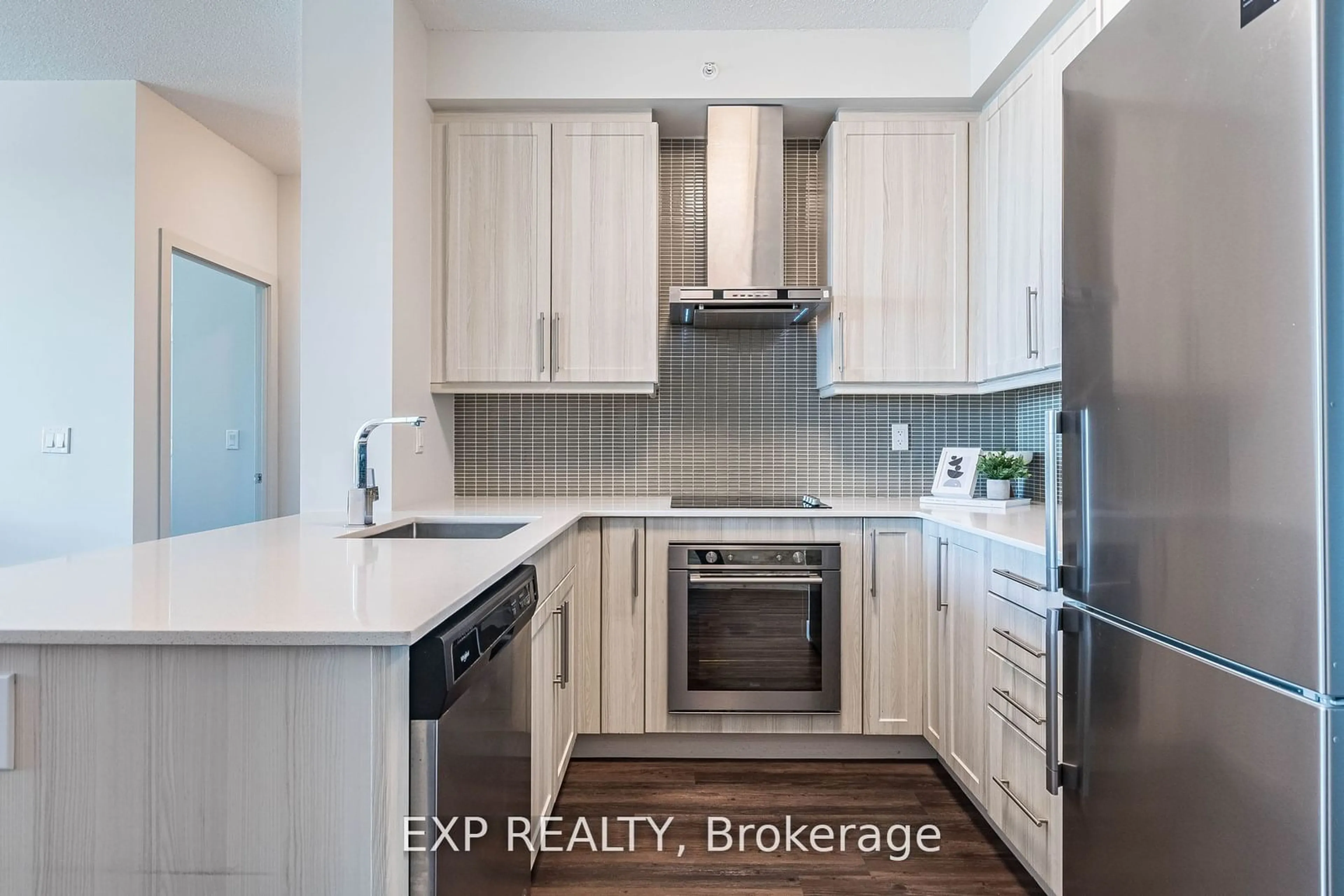 Standard kitchen for 2081 Fairview St #1406, Burlington Ontario L7R 0E4