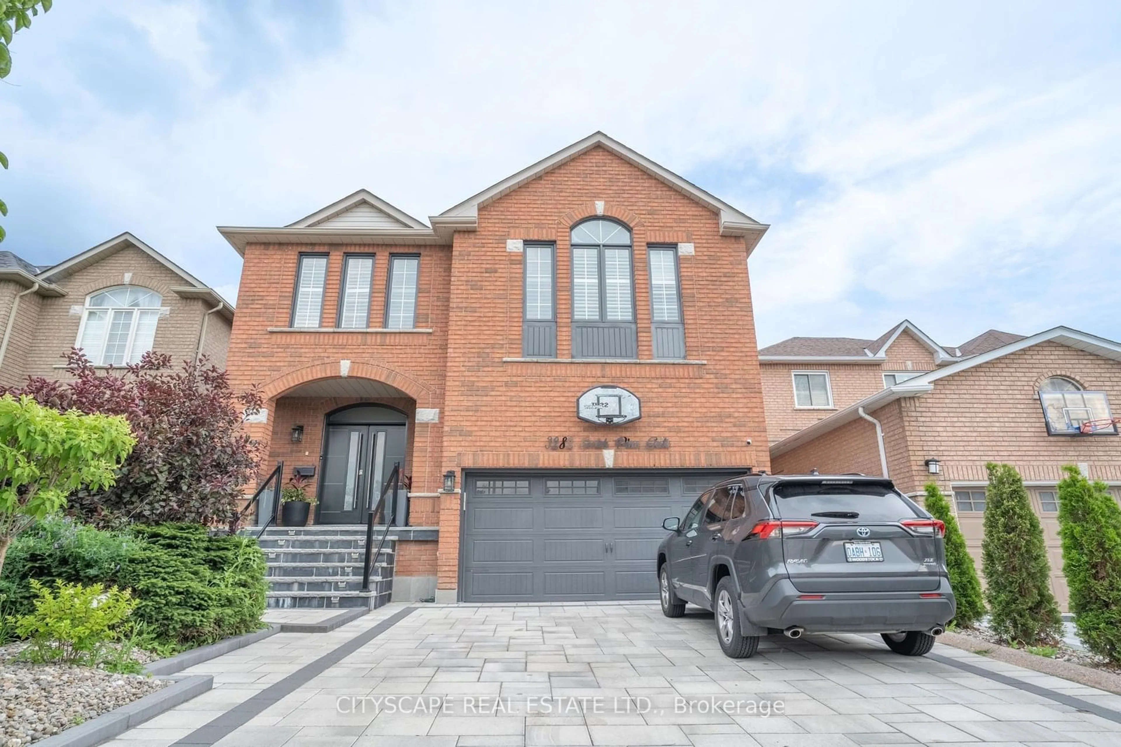 Home with brick exterior material for 3282 Scotch Pine Gate, Mississauga Ontario L5N 7N1