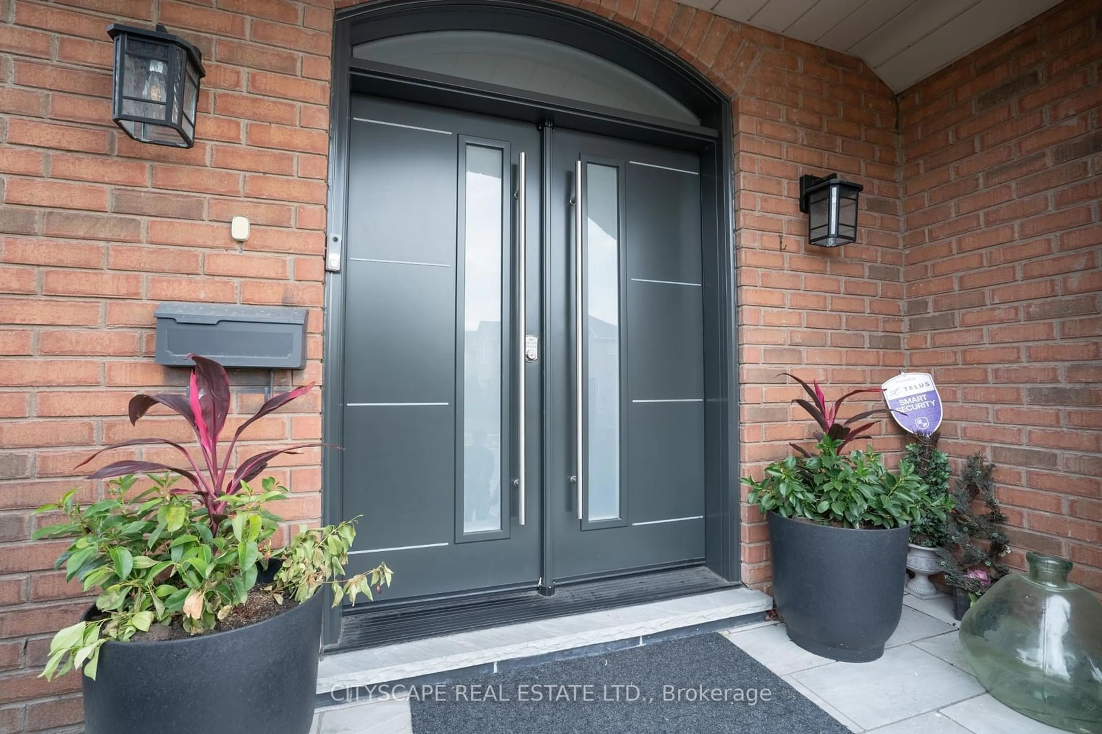 Indoor entryway for 3282 Scotch Pine Gate, Mississauga Ontario L5N 7N1