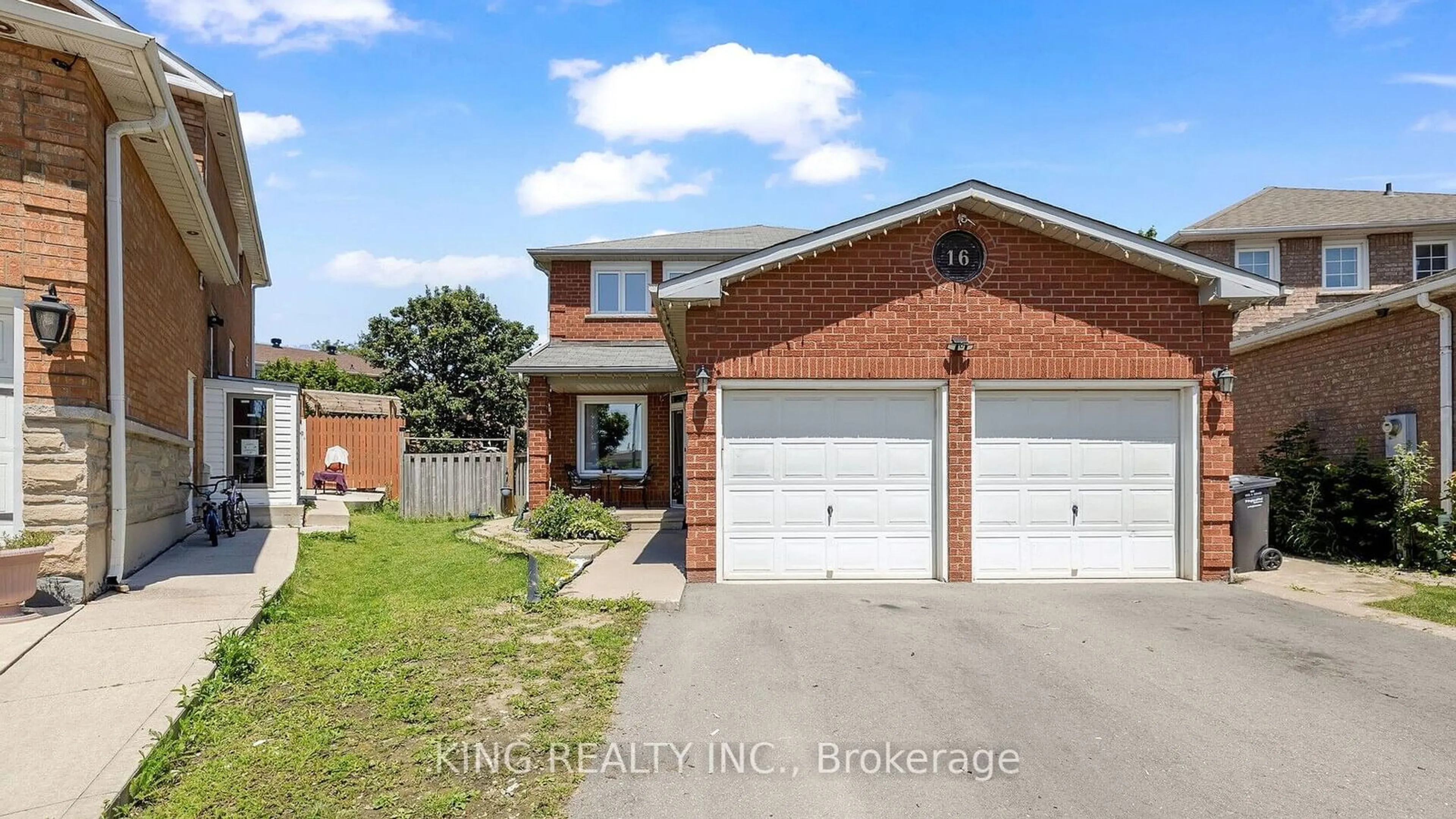 Frontside or backside of a home for 16 Lehar Crt, Brampton Ontario L6S 5V1