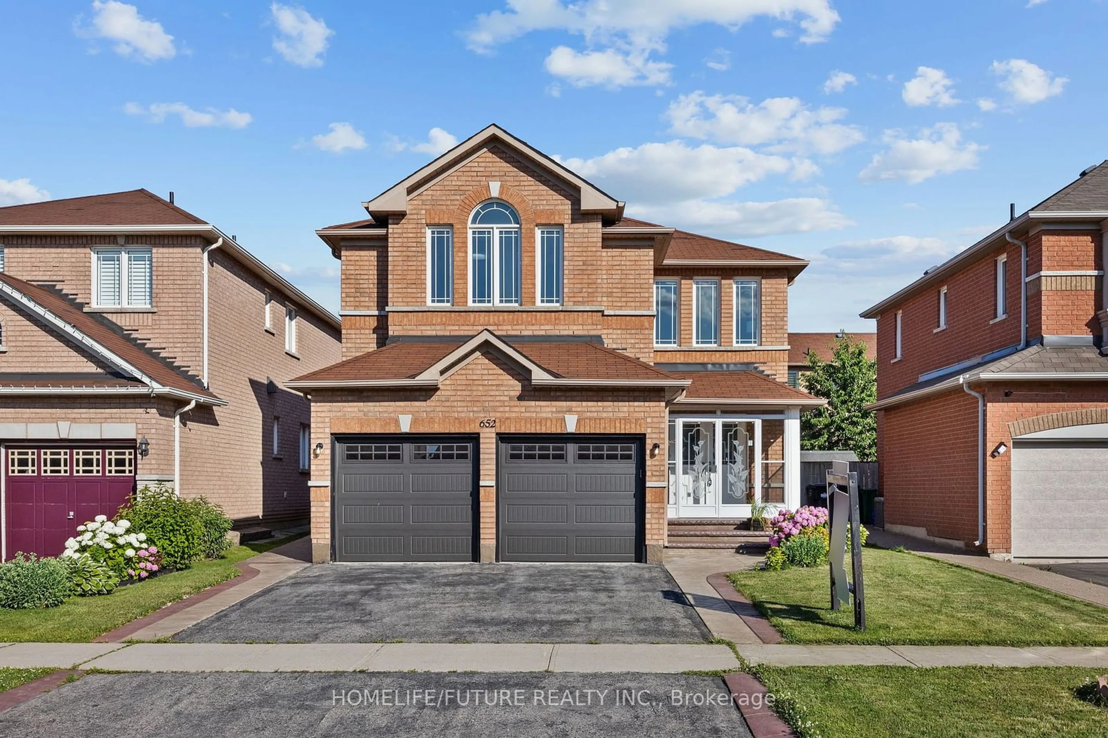Home with brick exterior material for 652 Twain Ave, Mississauga Ontario L5W 0A3