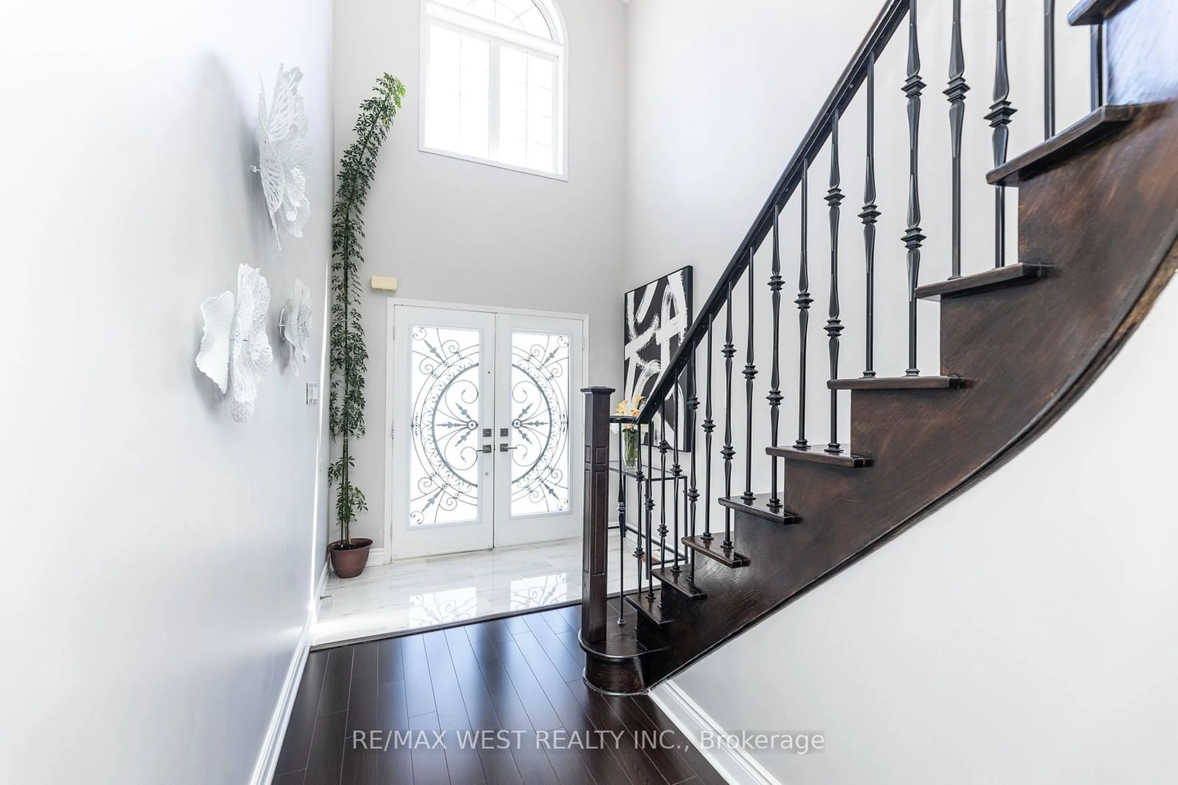 Indoor entryway for 71 Atwood Ave, Halton Hills Ontario L7G 6A1