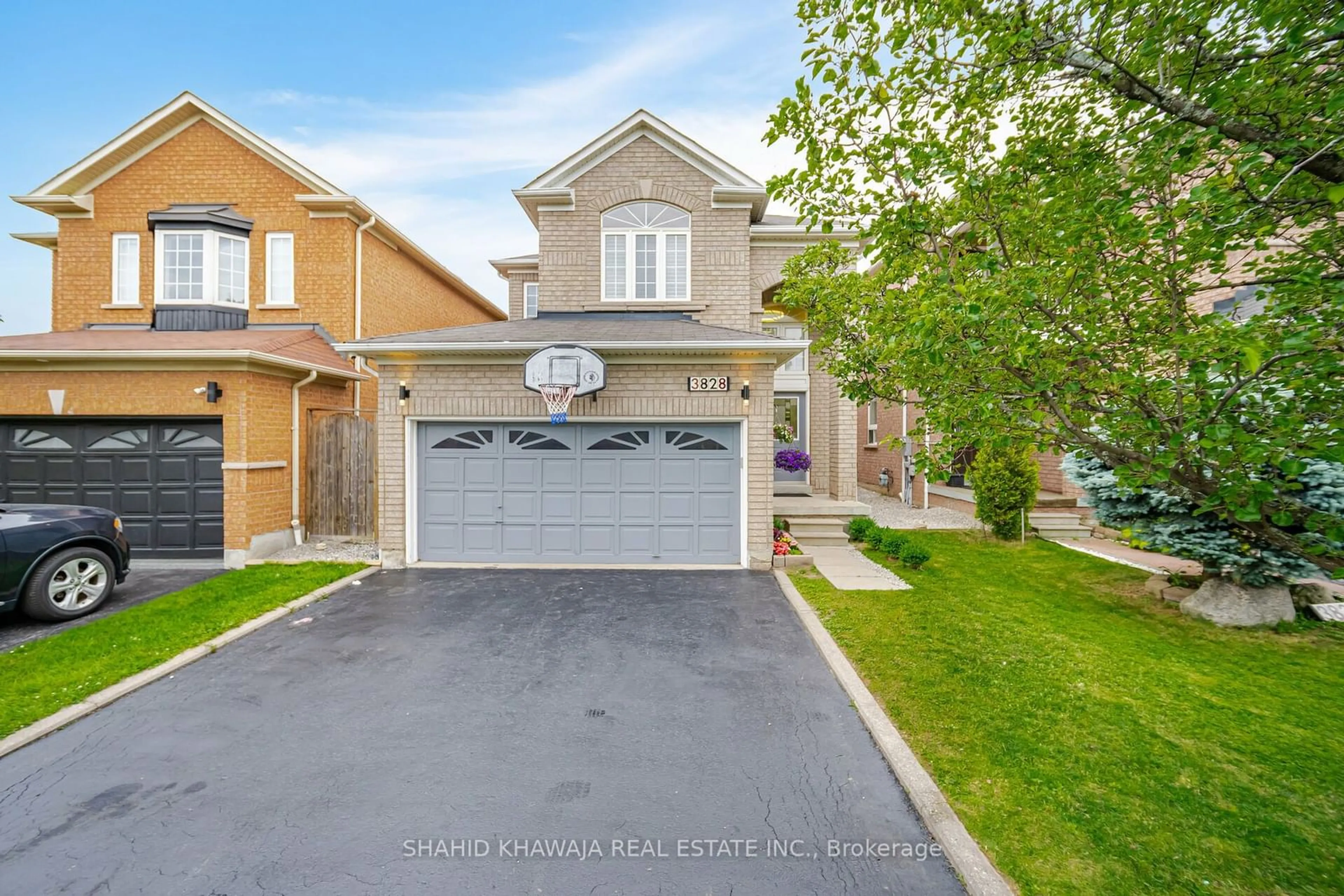 A pic from exterior of the house or condo for 3828 Passway Rd, Mississauga Ontario L5N 8N6