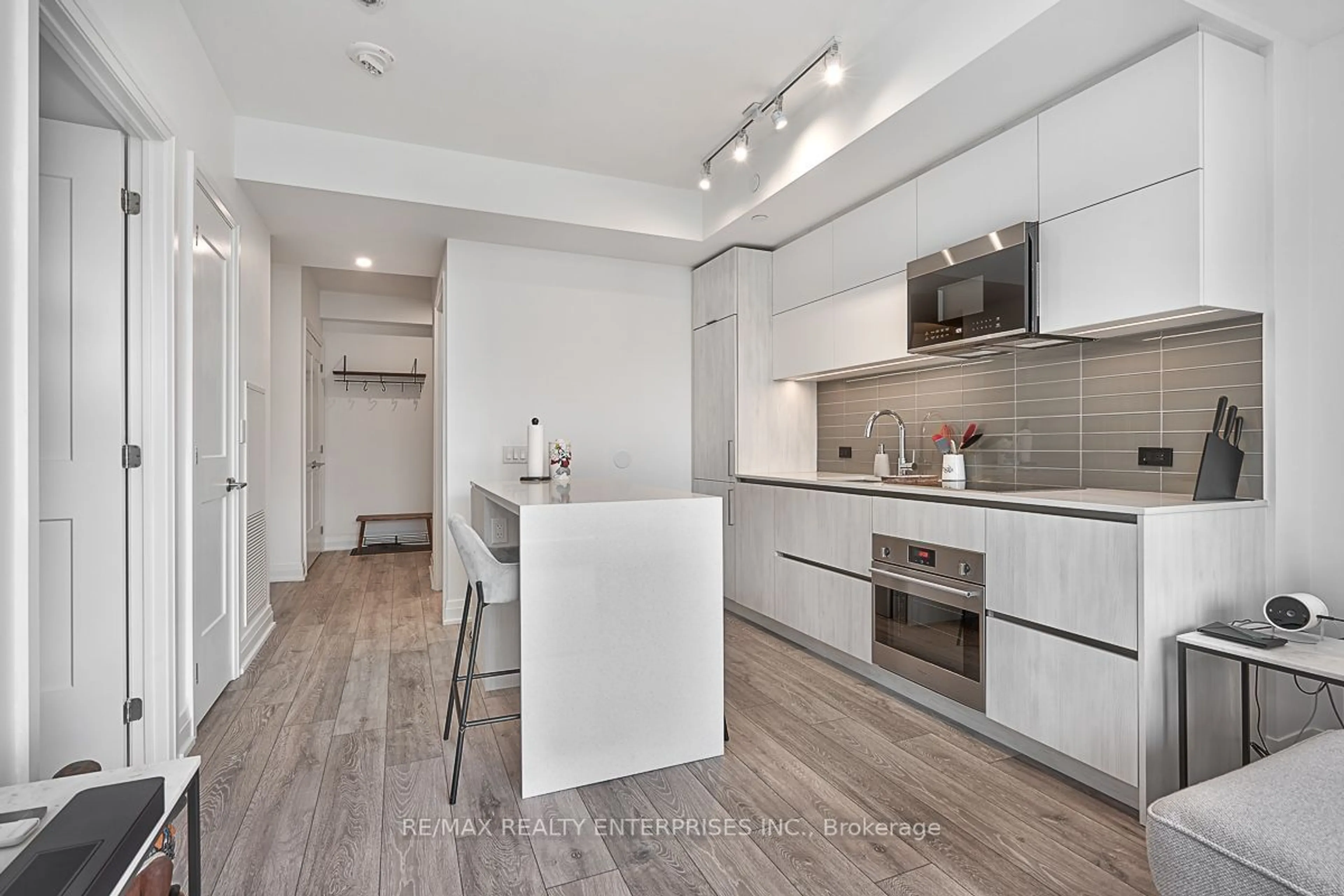Contemporary kitchen for 21 Park St #617, Mississauga Ontario L5G 1L7