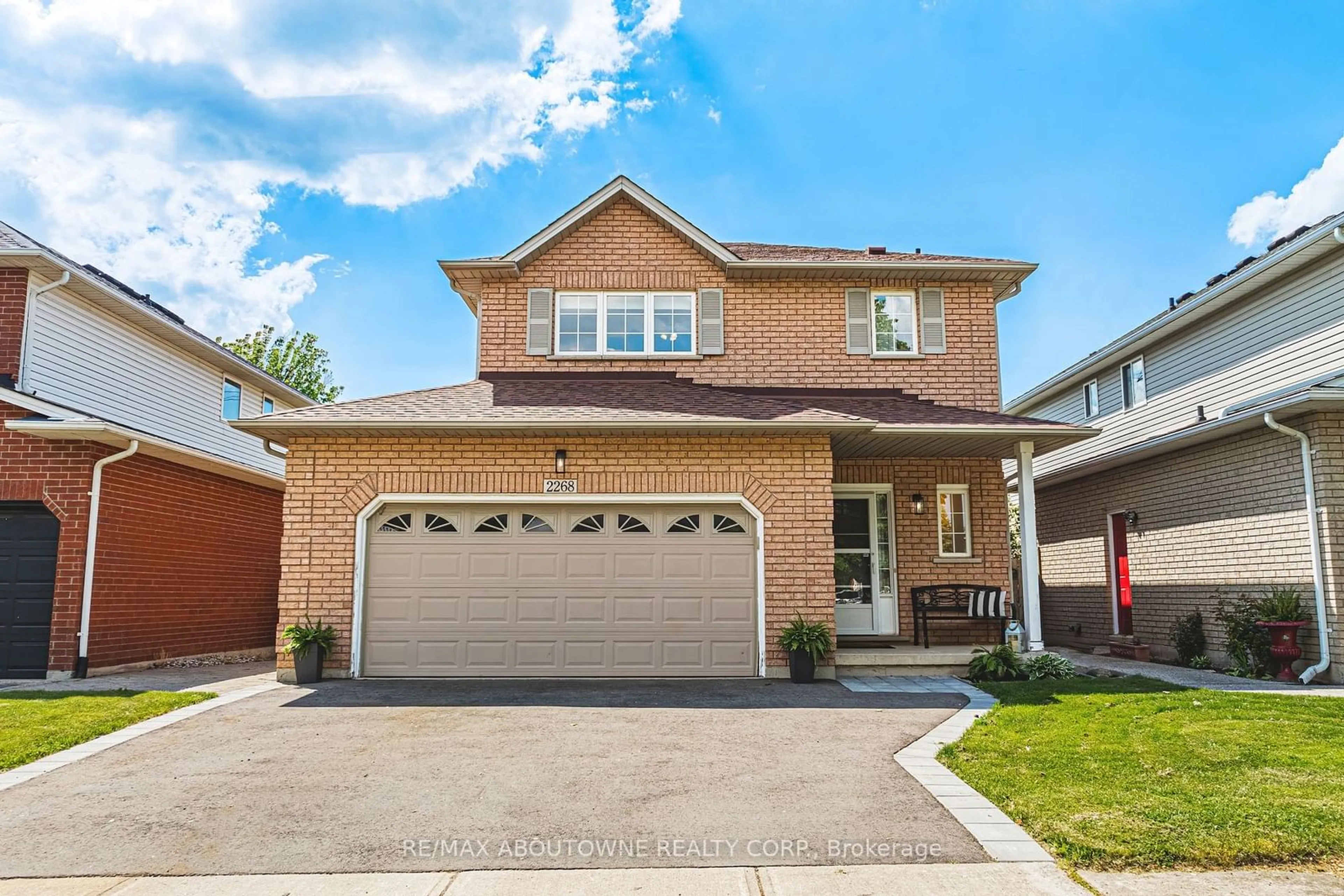 Home with brick exterior material for 2268 Greenway Terr, Burlington Ontario L7M 4N5