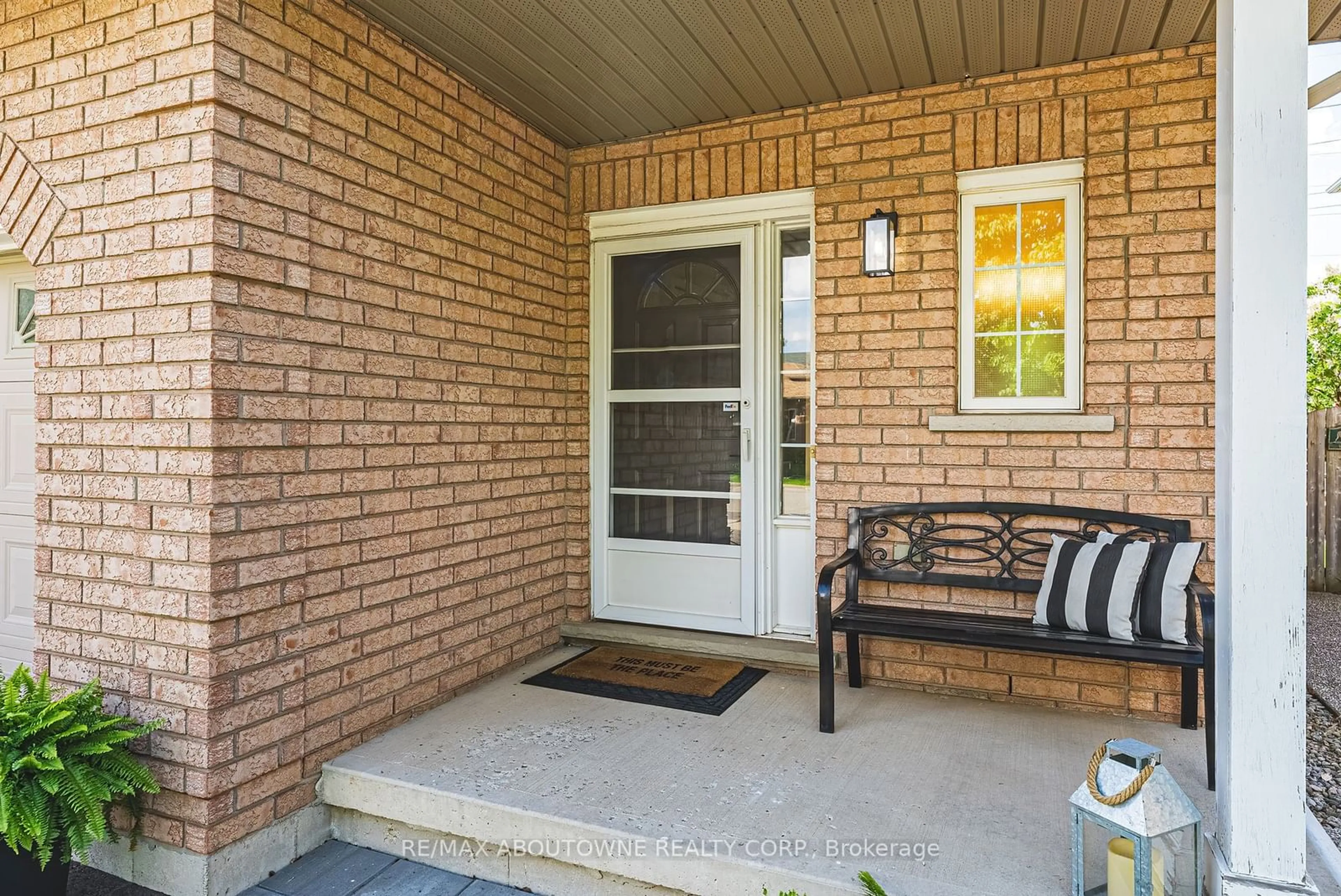 Home with brick exterior material for 2268 Greenway Terr, Burlington Ontario L7M 4N5