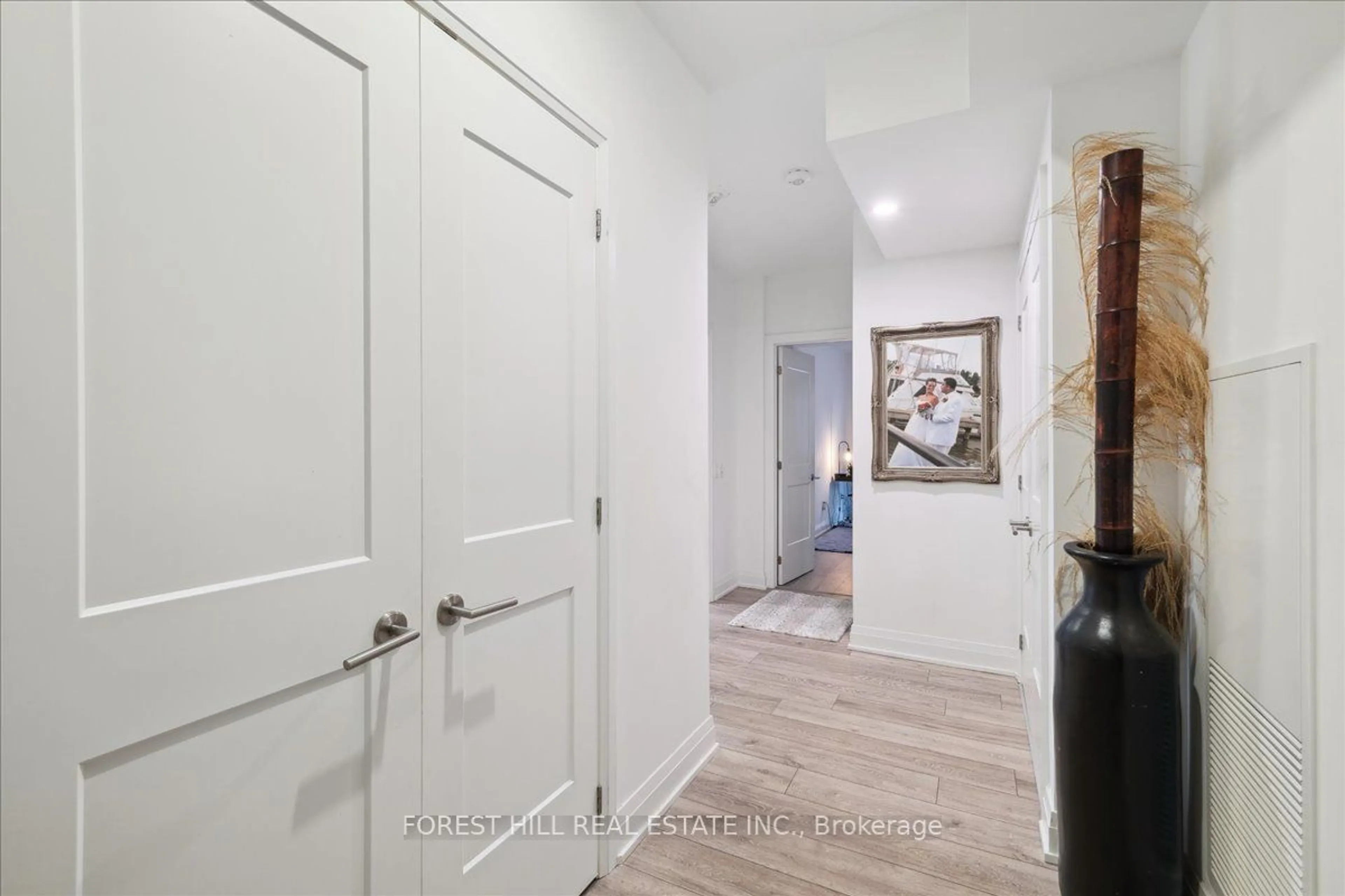 Indoor entryway for 21 Park St #209, Mississauga Ontario L5G 1L7