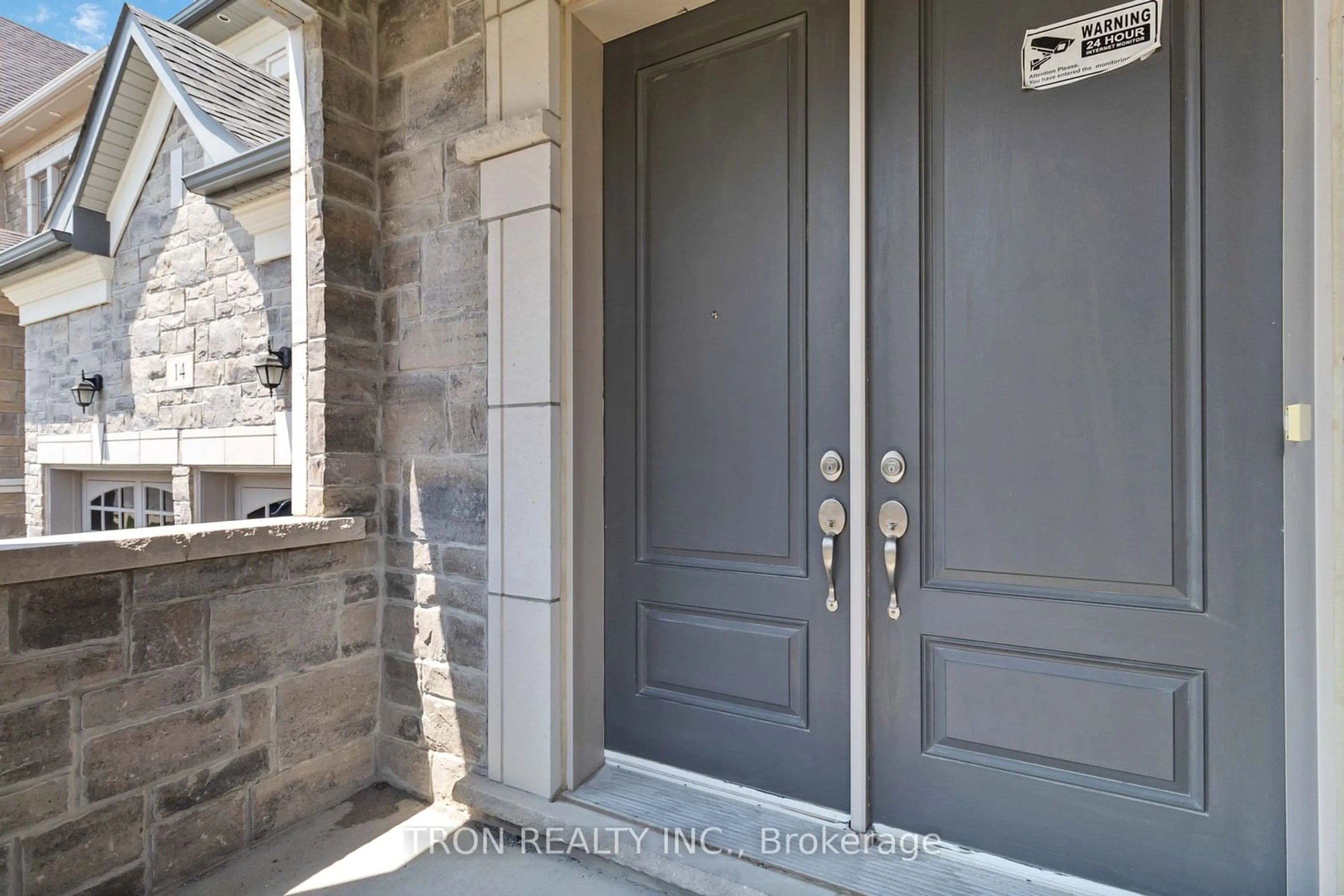 Indoor entryway for 14 Evermeek Rd, Brampton Ontario L6P 4L1