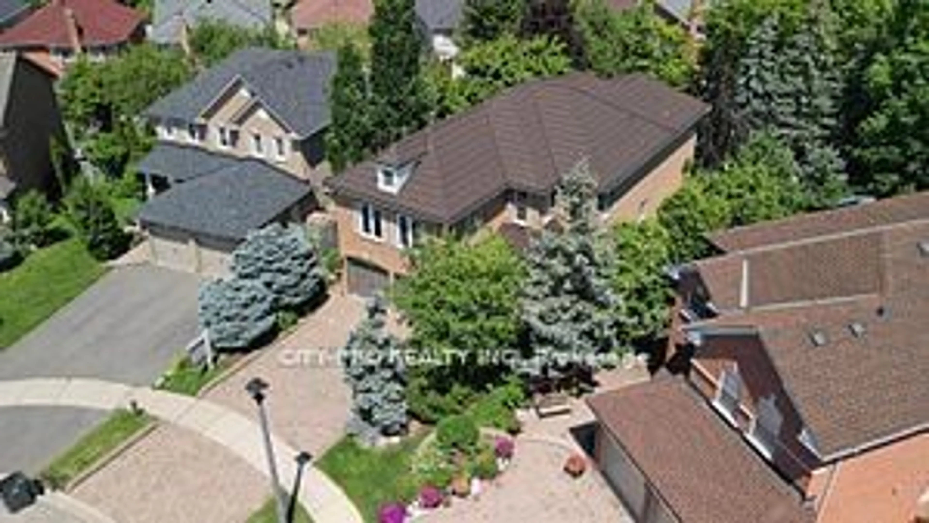 Frontside or backside of a home, the street view for 5121 Parkplace Circ, Mississauga Ontario L5V 2M1