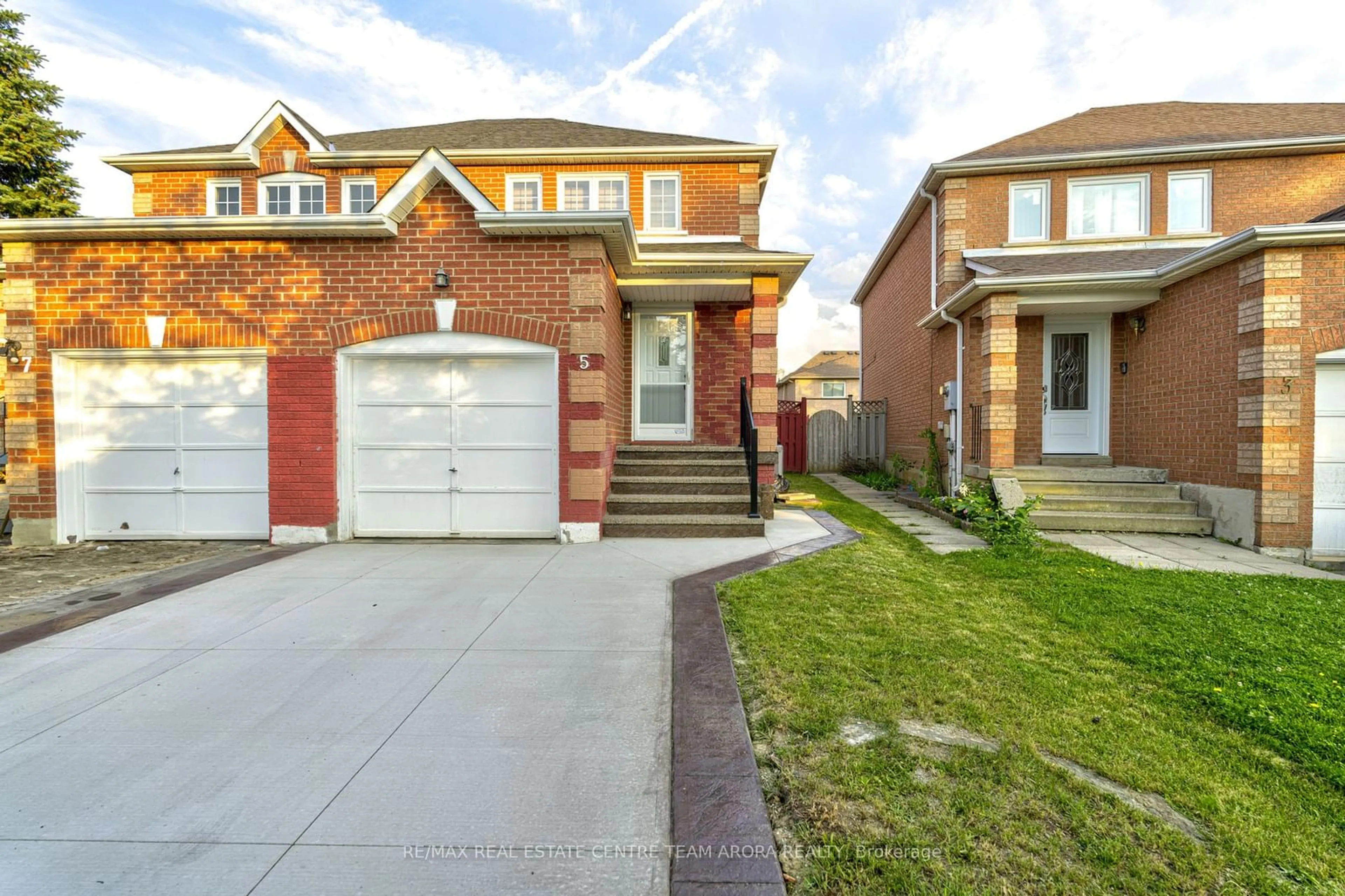 Frontside or backside of a home for 5 Piane Ave, Brampton Ontario L6Y 4Y7