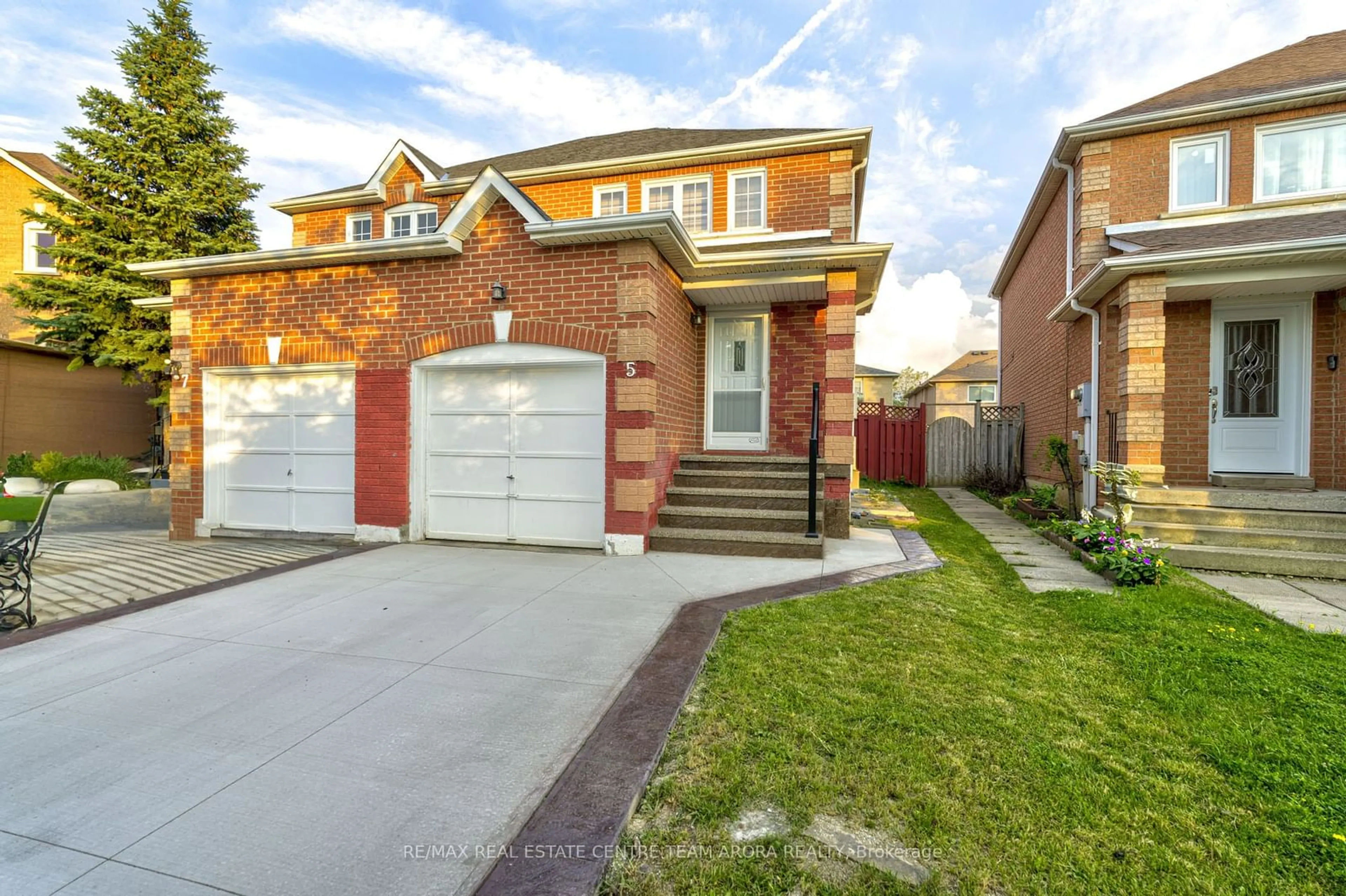 Frontside or backside of a home for 5 Piane Ave, Brampton Ontario L6Y 4Y7