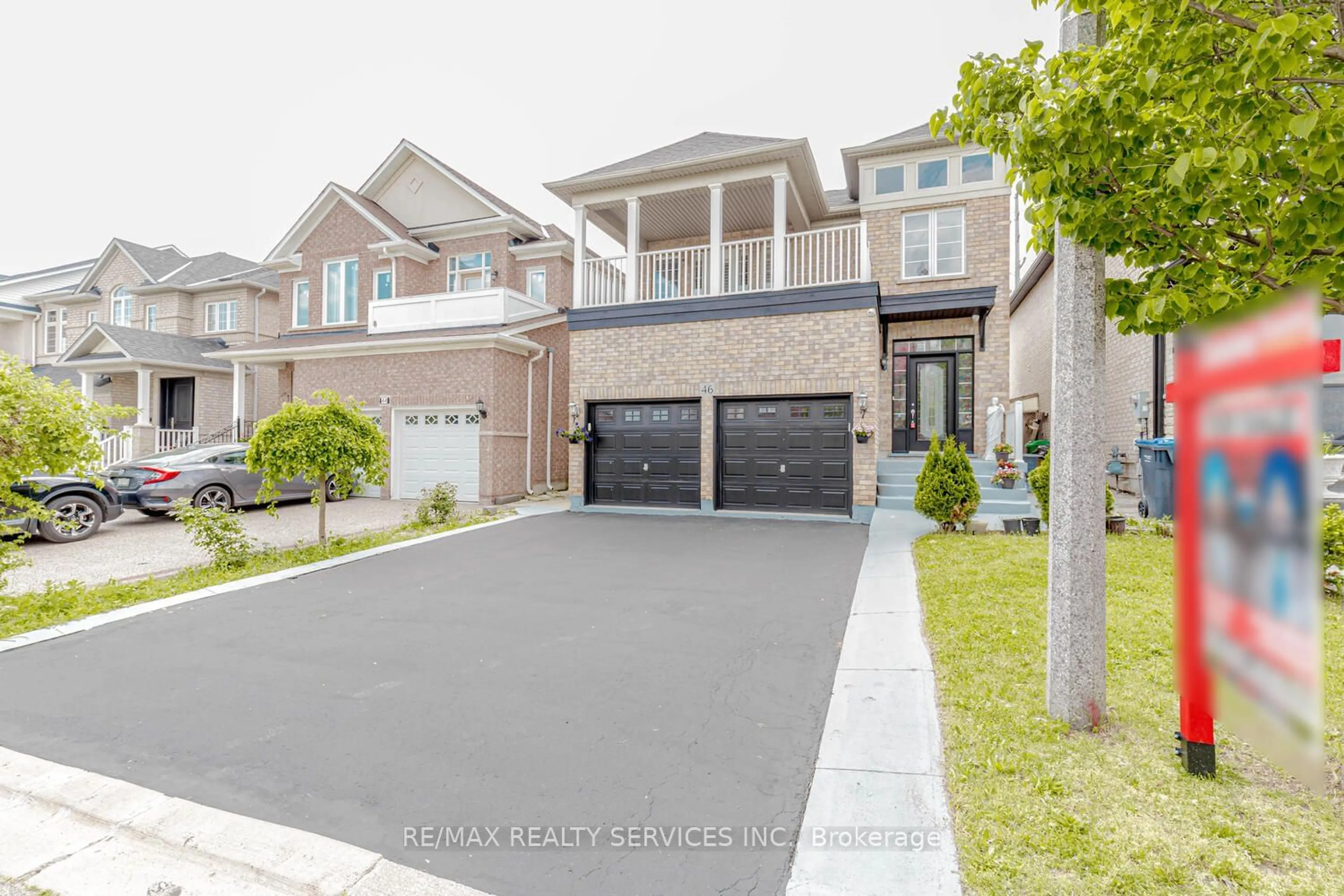 Frontside or backside of a home for 46 Village Lake Cres, Brampton Ontario L6S 6K6