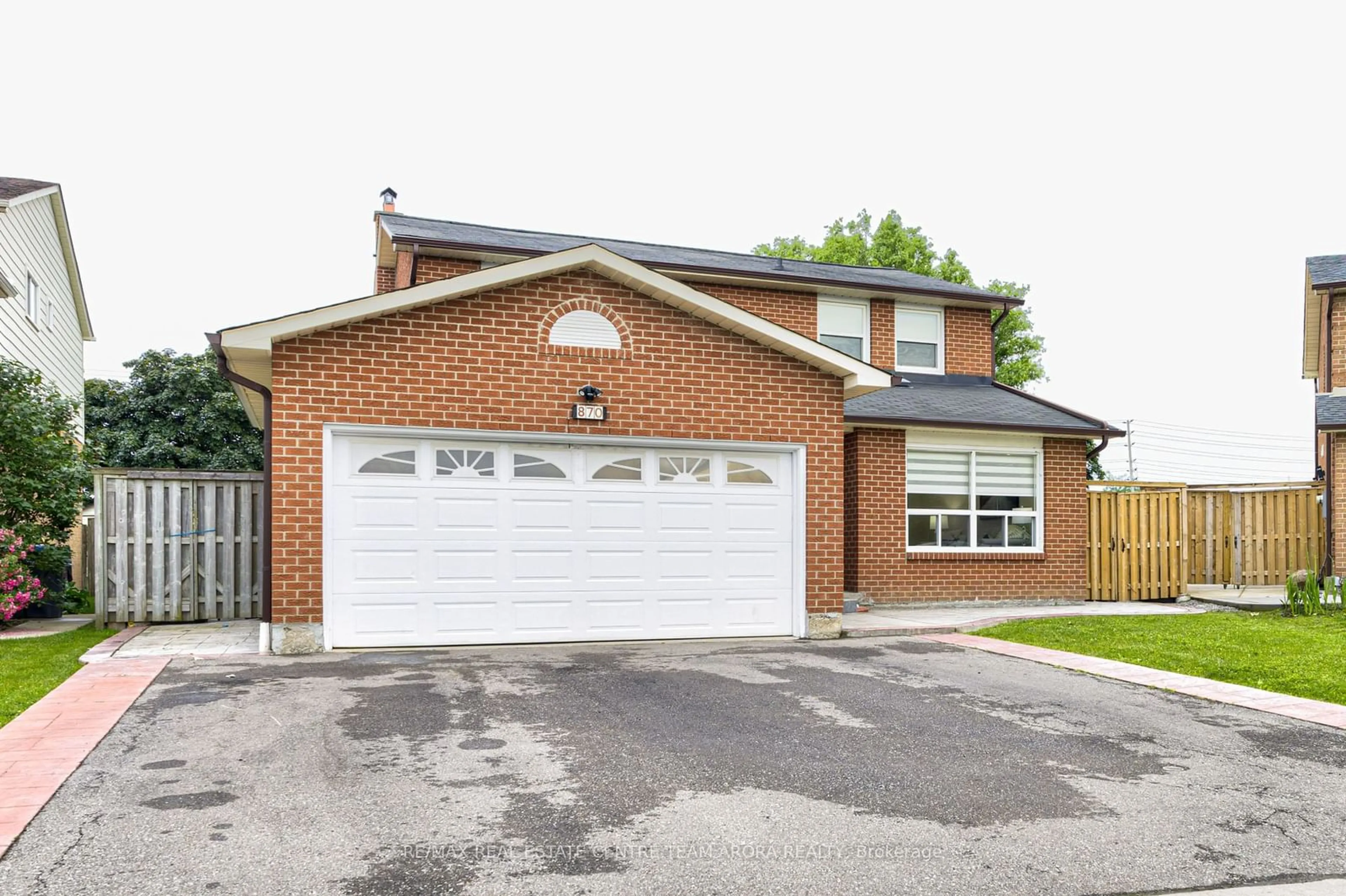 Home with brick exterior material for 870 Messenger Meadow Dr, Mississauga Ontario L5C 3T2