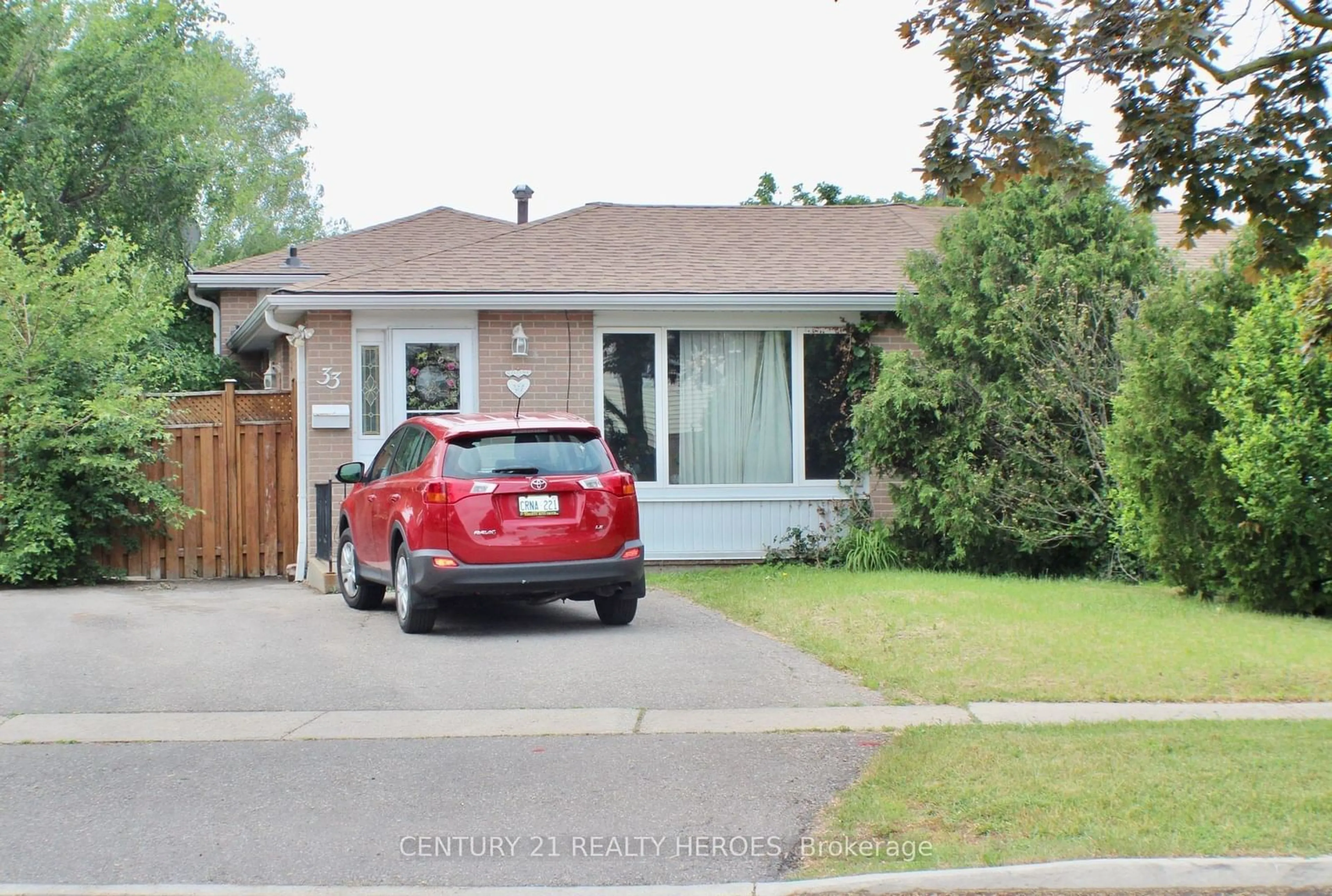 Frontside or backside of a home for 33 Garside Cres, Brampton Ontario L6S 1H5