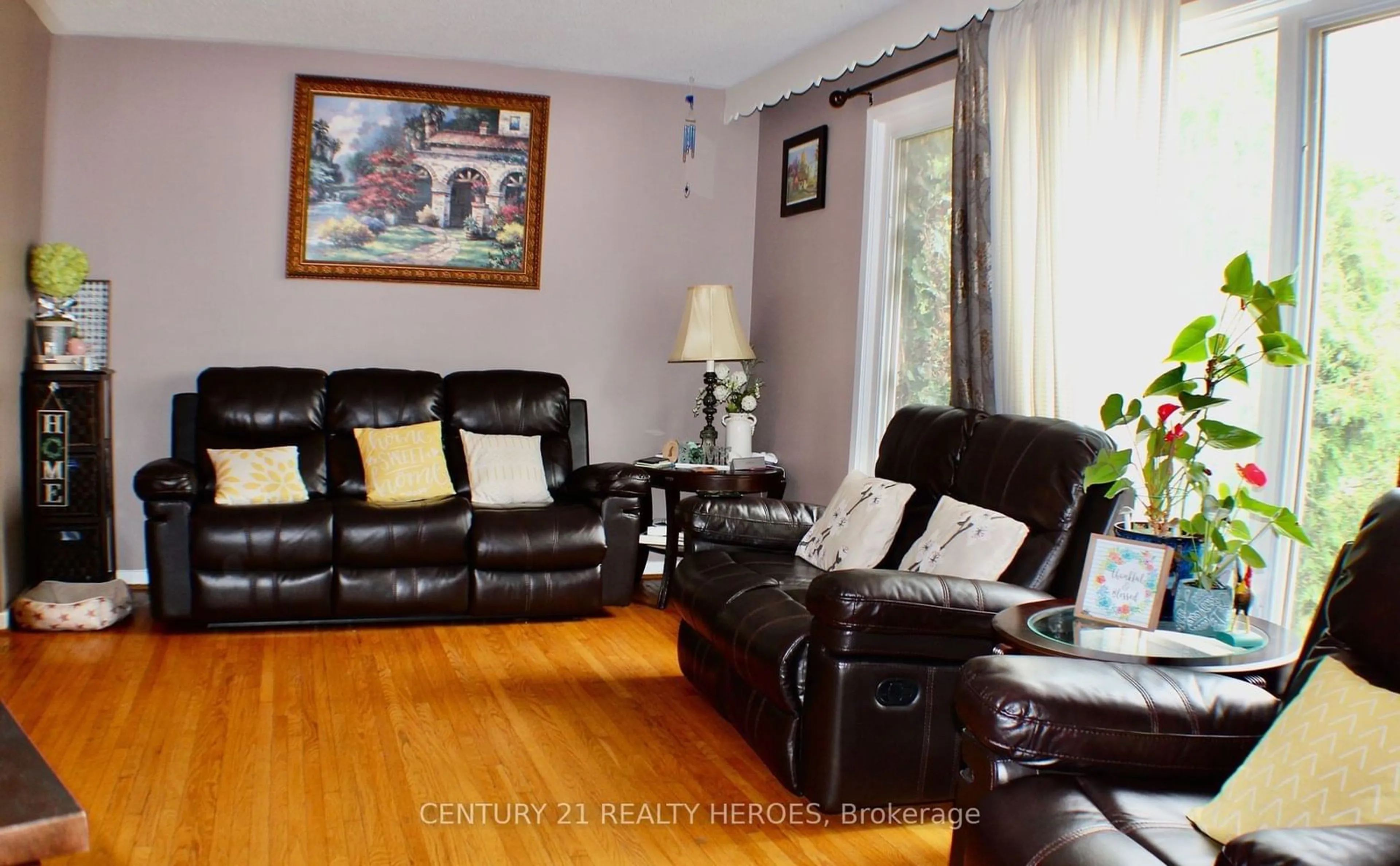 Living room for 33 Garside Cres, Brampton Ontario L6S 1H5