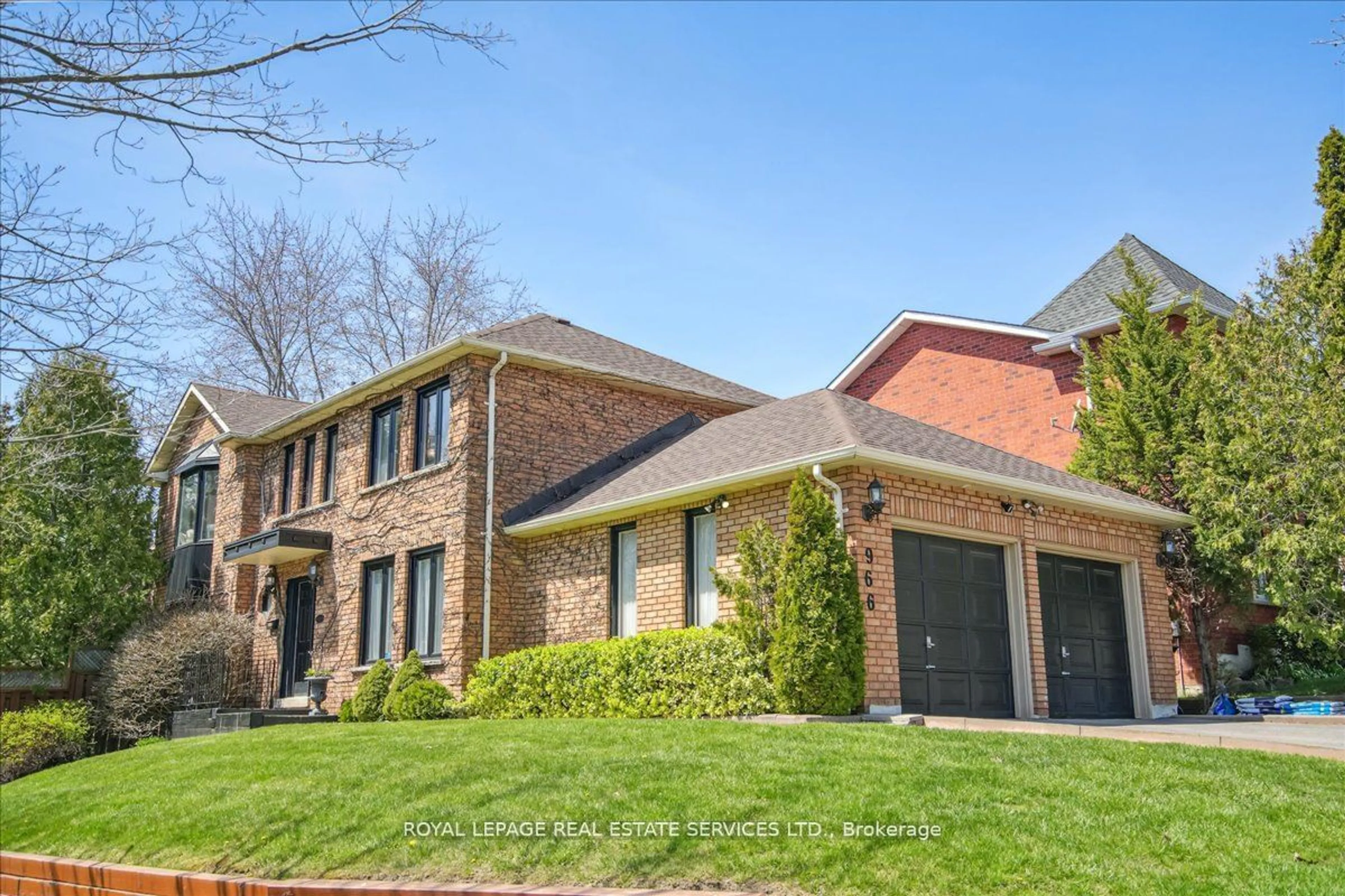 Home with brick exterior material for 966 Silver Birch Tr, Mississauga Ontario L5J 4S3