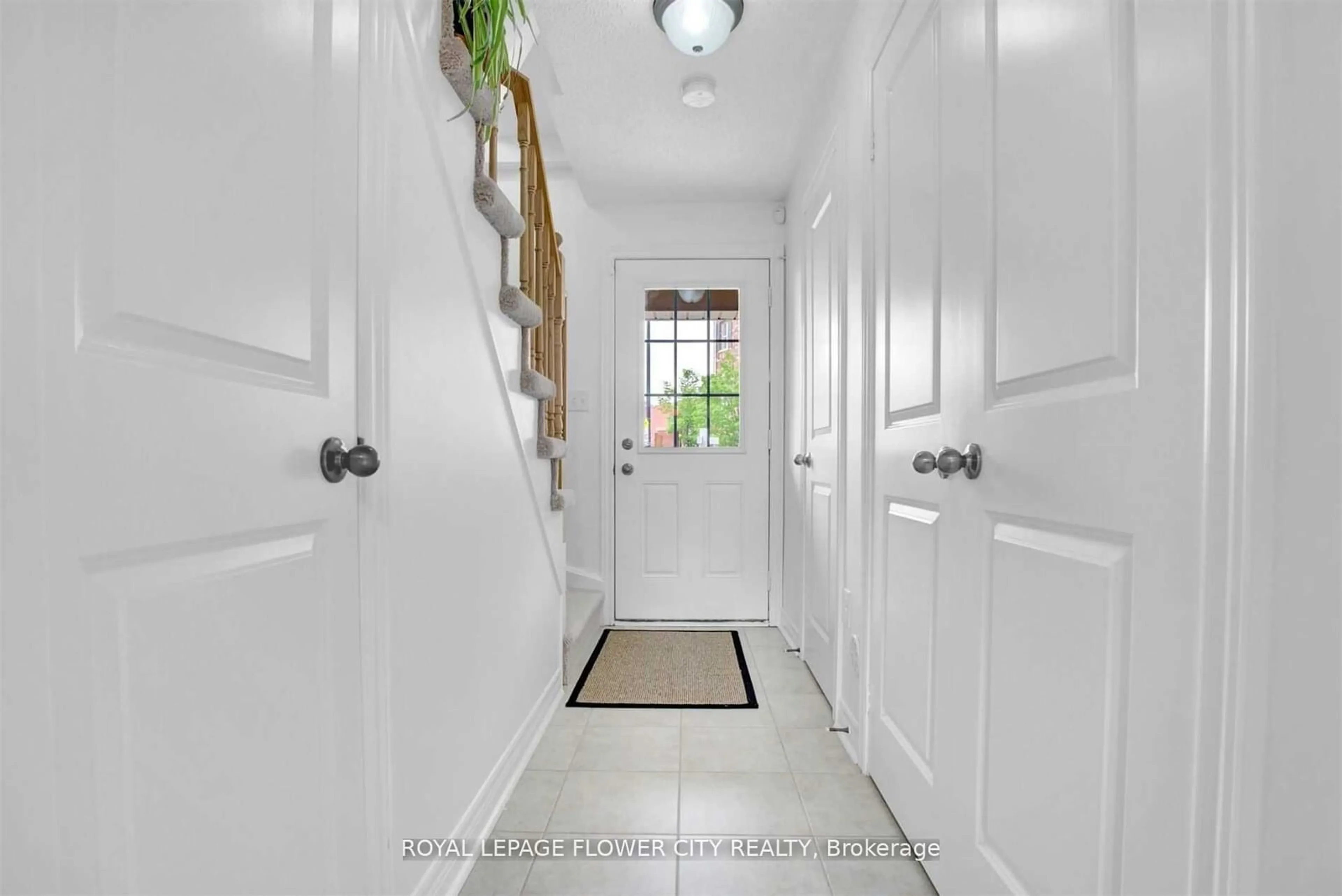 Indoor entryway for 118 Battalion Rd, Brampton Ontario L7A 4B7