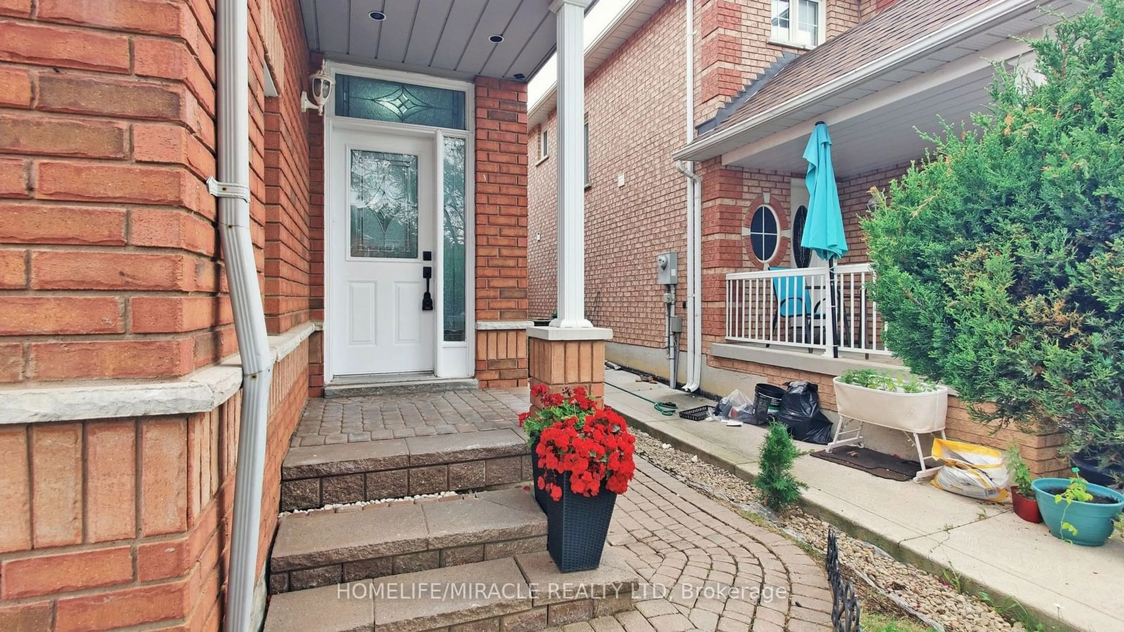 Indoor entryway for 18 Sunny Glen Cres, Brampton Ontario L7A 2C6