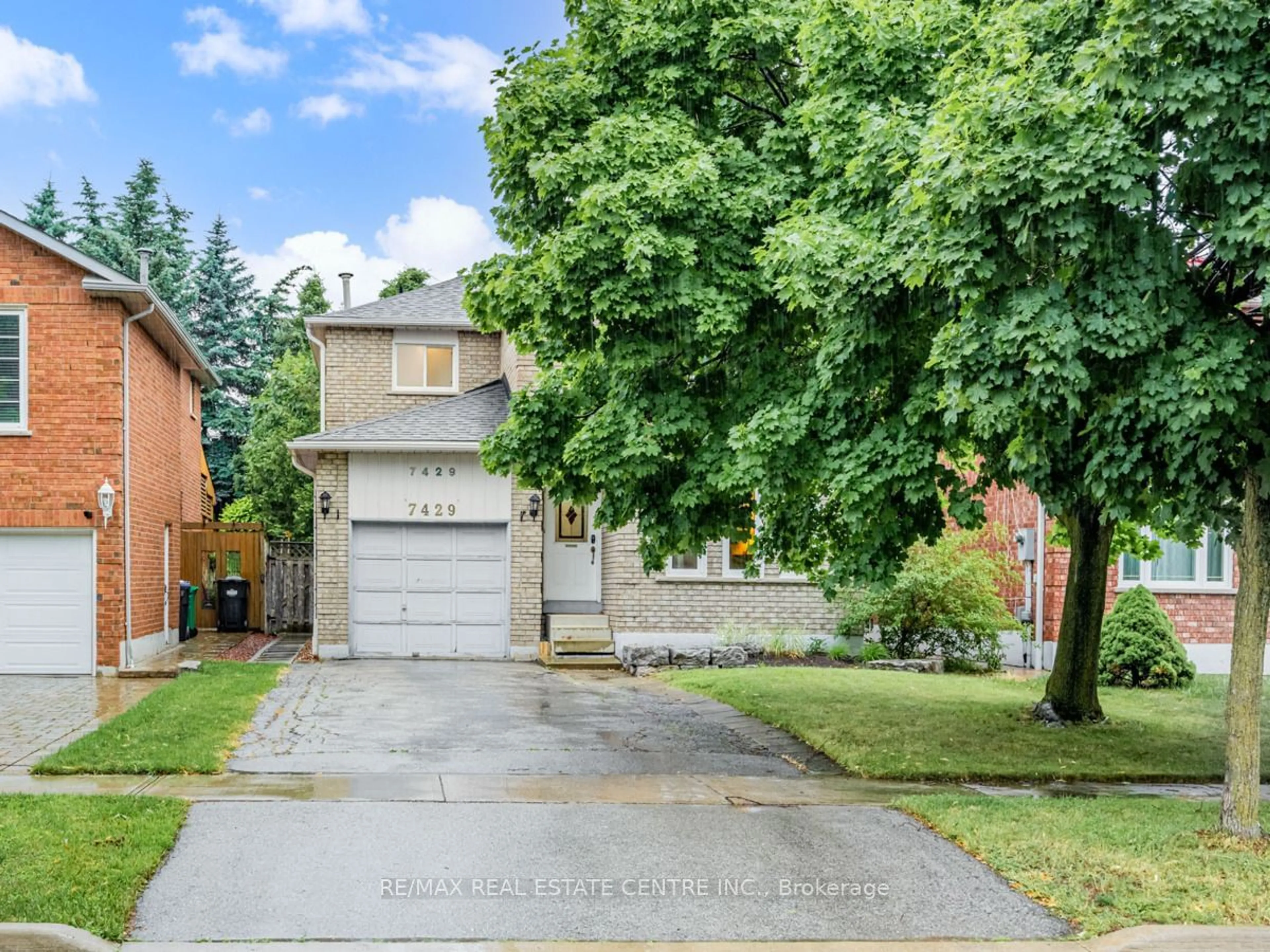 Frontside or backside of a home for 7429 Doverwood Dr, Mississauga Ontario L5N 6N3