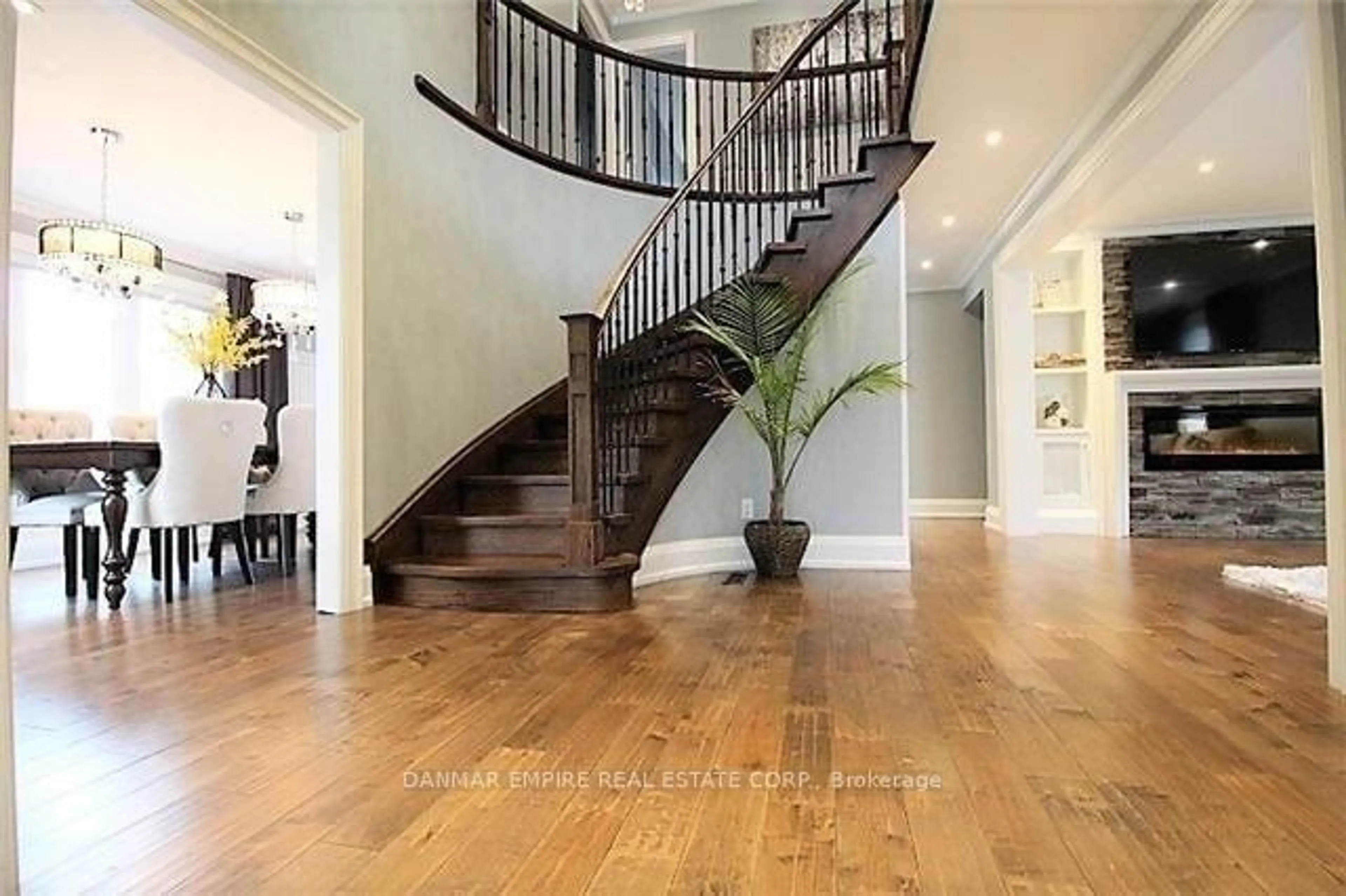 Indoor foyer for 2171 Hillfield Crt, Mississauga Ontario L5B 1Y2