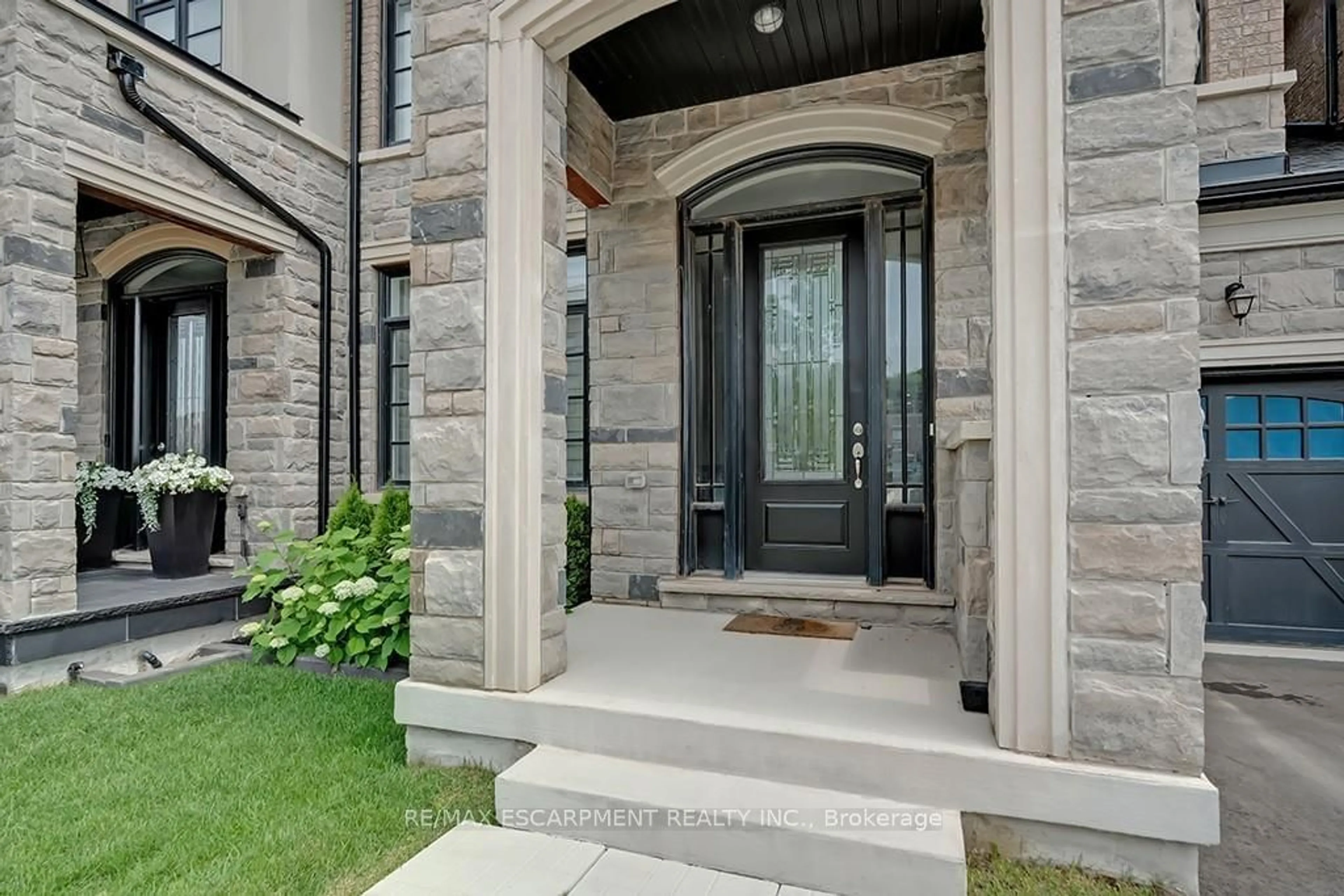 Indoor entryway for 1261 Merton Rd, Oakville Ontario L6M 5M1