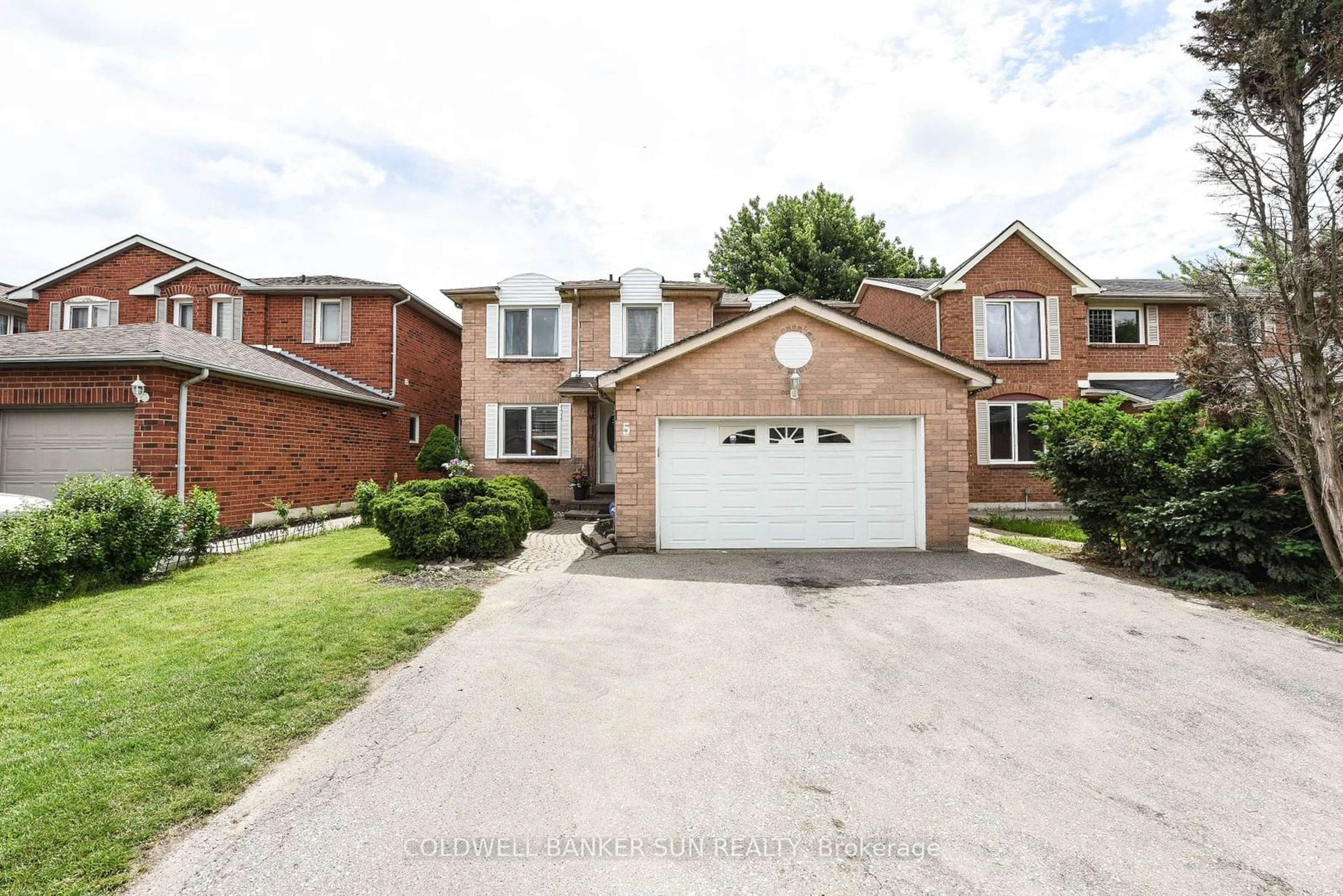 Frontside or backside of a home for 5 Lilly Cres, Brampton Ontario L6Y 3K1