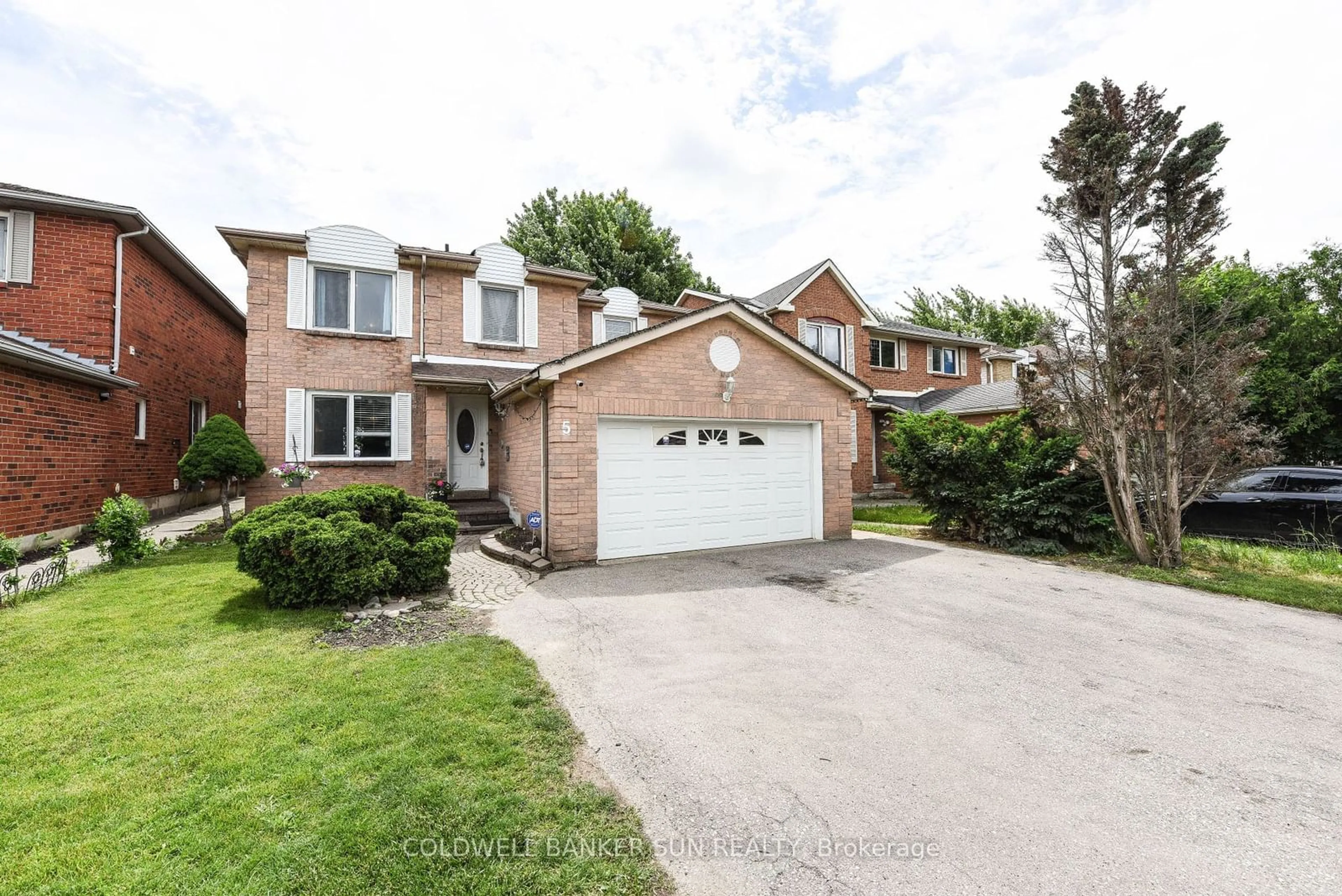 Frontside or backside of a home for 5 Lilly Cres, Brampton Ontario L6Y 3K1