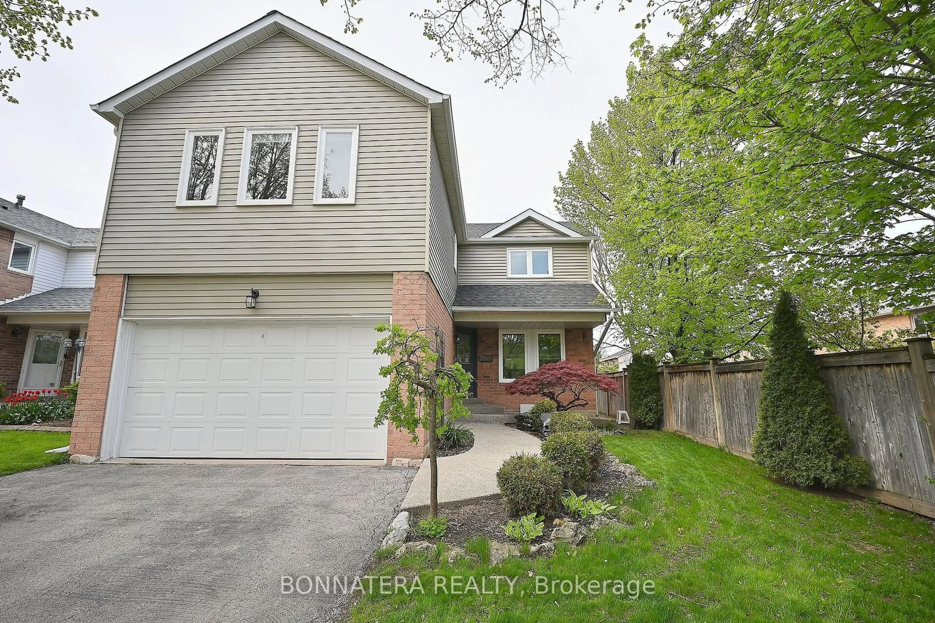 Frontside or backside of a home for 1626 Greenbriar Dr, Oakville Ontario L6M 1Y2