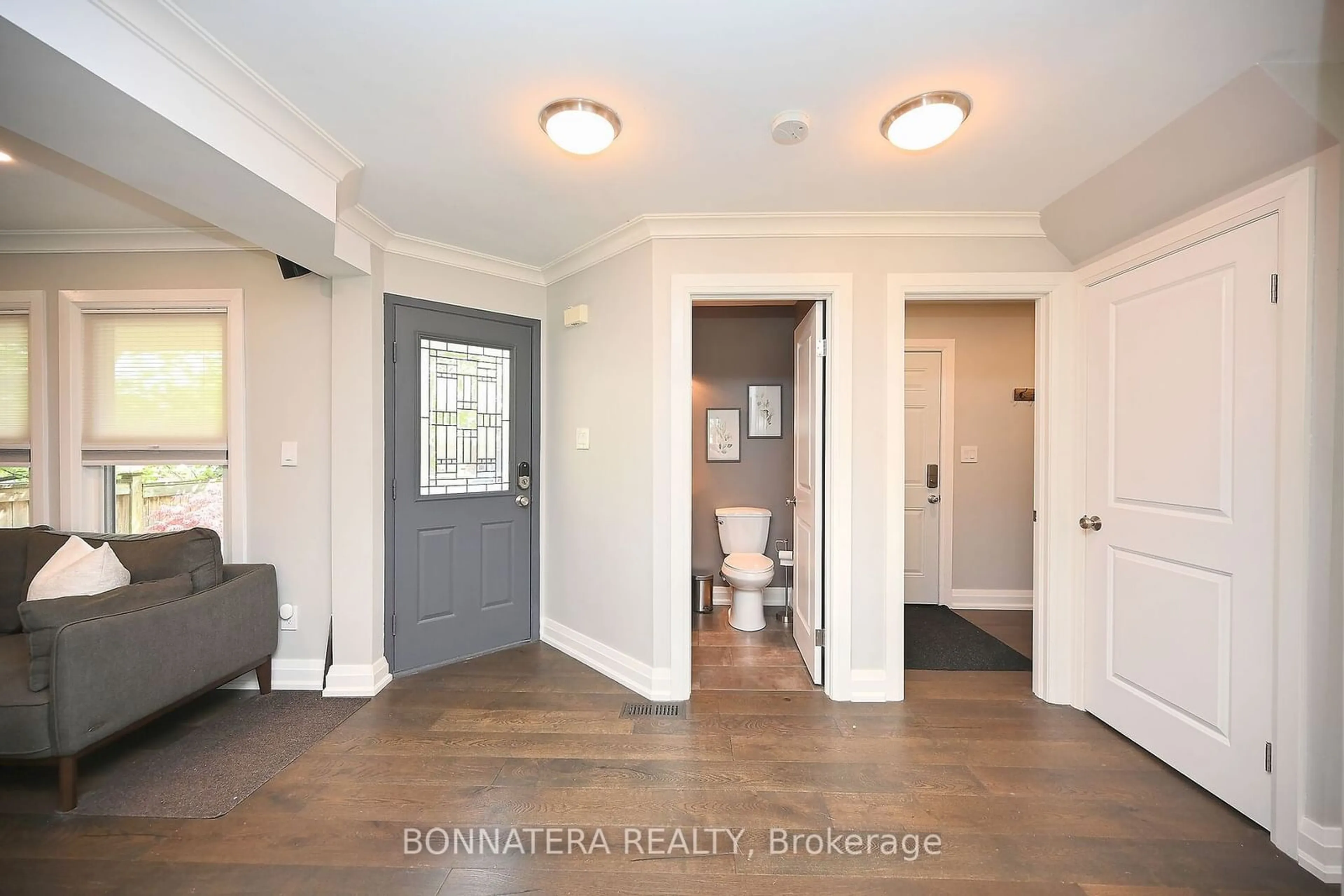 Indoor entryway for 1626 Greenbriar Dr, Oakville Ontario L6M 1Y2