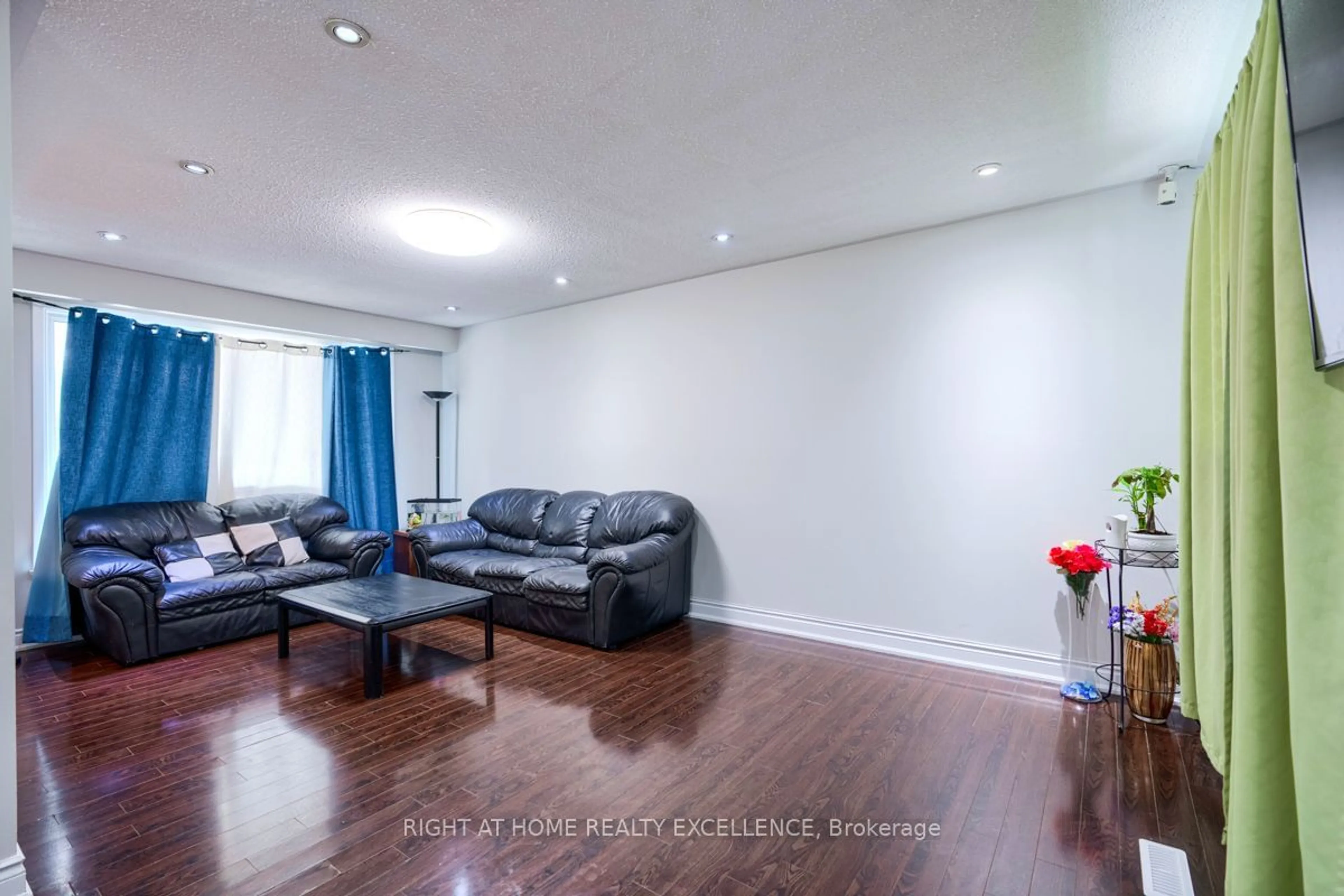 Living room for 7384 Manion Rd, Mississauga Ontario L4T 2K6