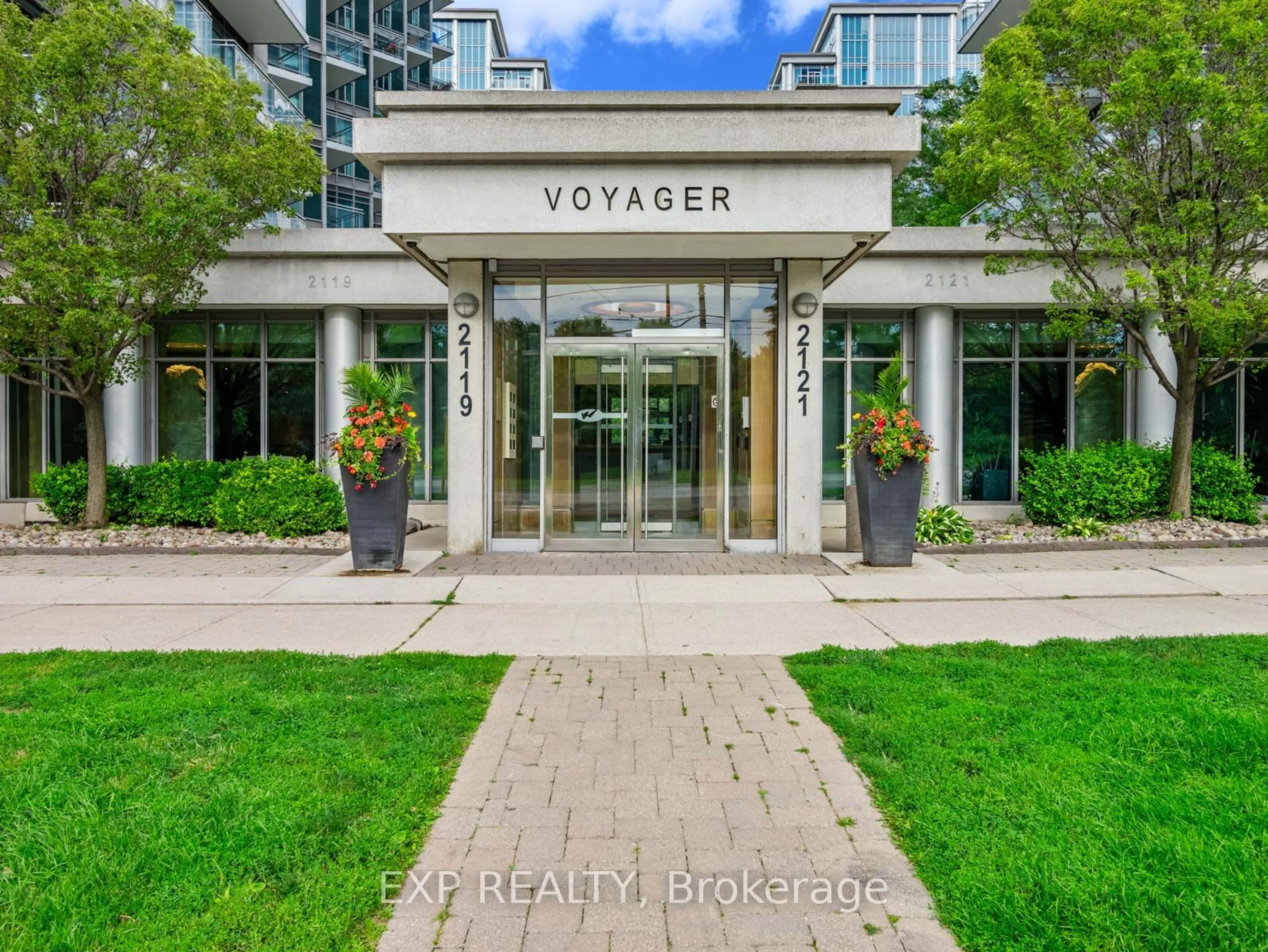 Indoor foyer for 2119 Lakeshore Blvd #218, Toronto Ontario M8V 4E8